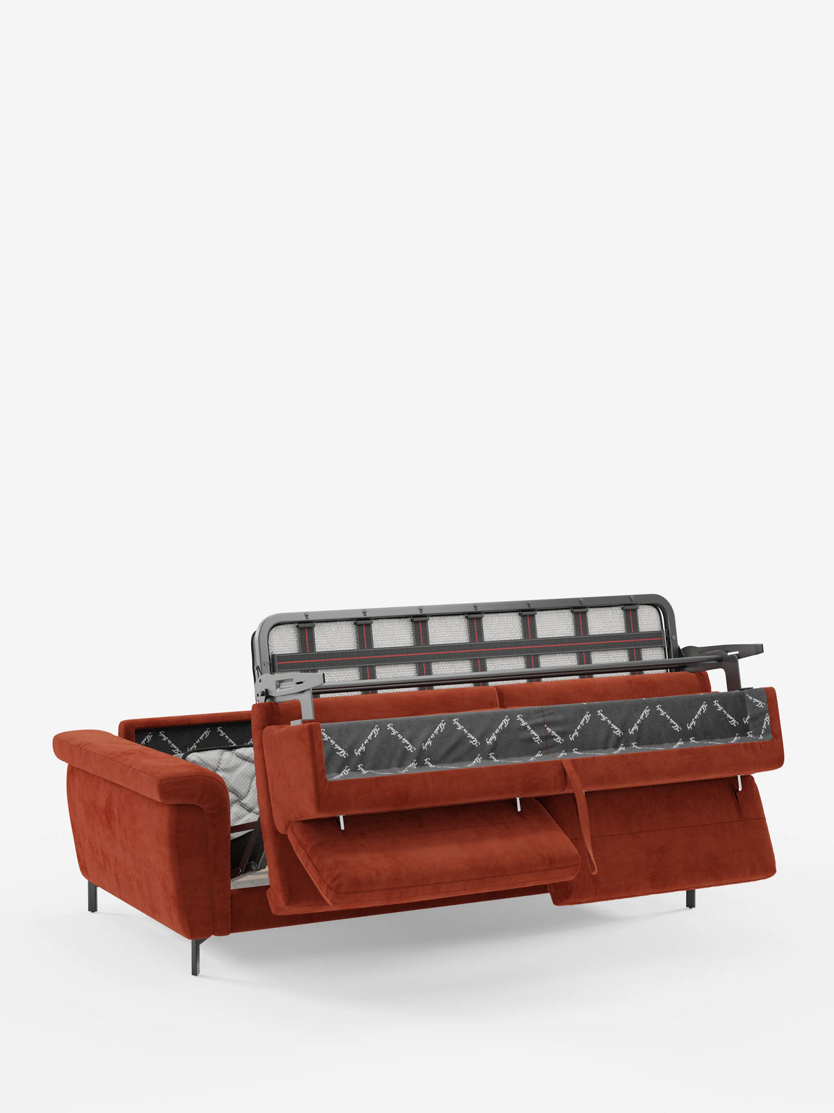 Il divano letto di design Capri con piedini alti di Divani.Store è presentato parzialmente aperto, rivelando la struttura nascosta del materasso e il pratico vano porta-biancheria su uno sfondo bianco a tinta unita. Questo modello, dotato di poggiatesta reclinabili e rivestito in raffinato tessuto effetto velluto smacchiabile T30, mette in risalto la pregiata maestria artigianale italiana, coniugando perfettamente stile e praticità.