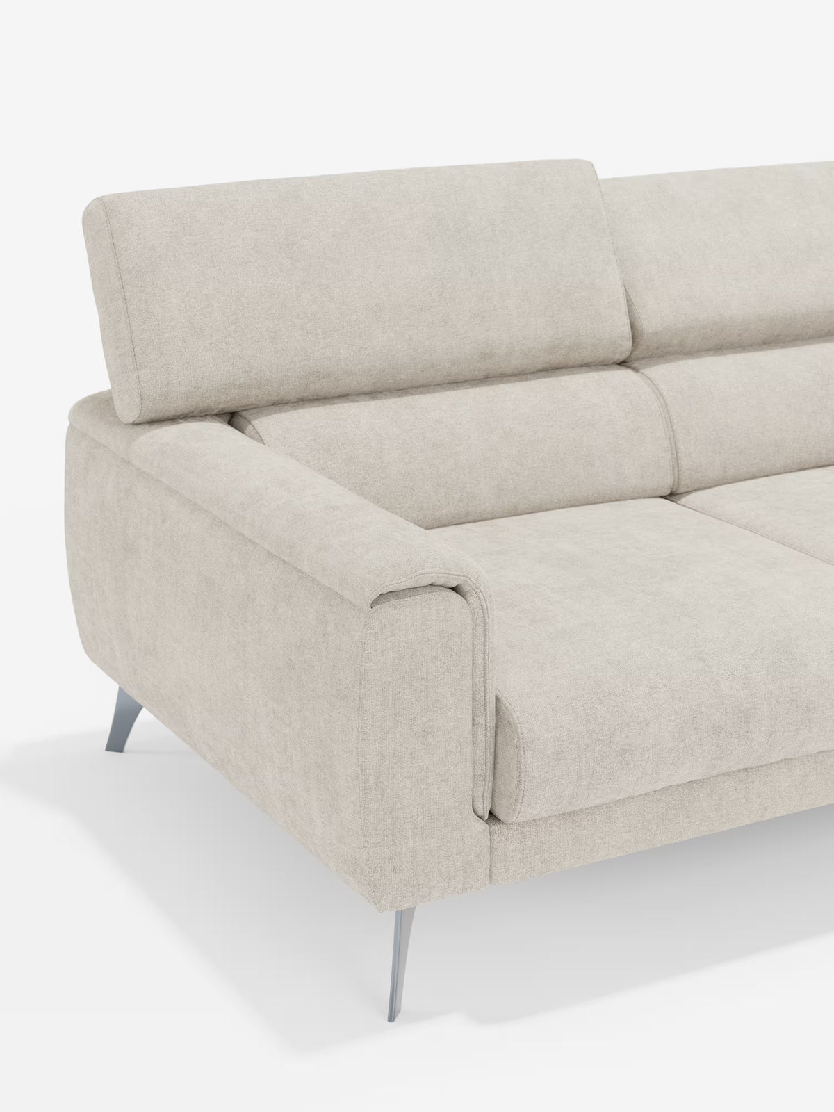 Un divano Caravaggio a 4 posti con tre sedute scorrevoli, dal design elegante e moderno, realizzato da Divani.Store in tessuto T31 beige chiaro resistente alle macchie, dotato di poggiatesta regolabili, cuscini imbottiti e gambe angolate in metallo. In questa immagine è visibile solo il lato sinistro di questo divano moderno dal design minimalista, che ne mette in risalto le linee pulite e il comfort invitante.