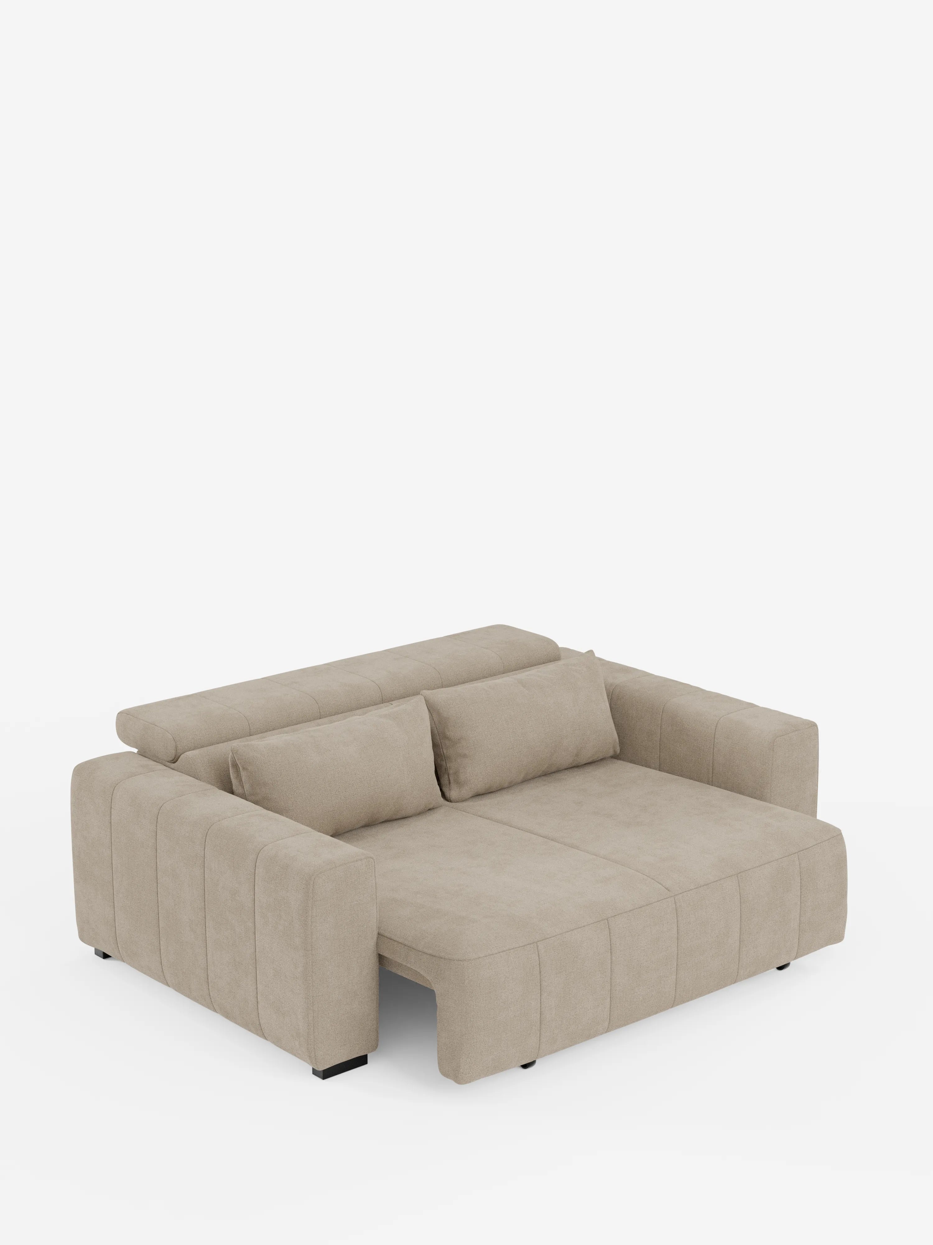 Un divano a 3 posti Doric color beige chiaro di Divani.Store, caratterizzato da un'imbottitura morbida, ampi braccioli e due cuscini cilindrici per lo schienale in tessuto T23 smacchiabile con poggiatesta reclinabili. Le sedute sono allungabili grazie alla funzione relax elettrica, mettendo in risalto il suo design duale che lo rende sia un divano che una superficie letto estensibile, il tutto su uno sfondo bianco a tinta unita.