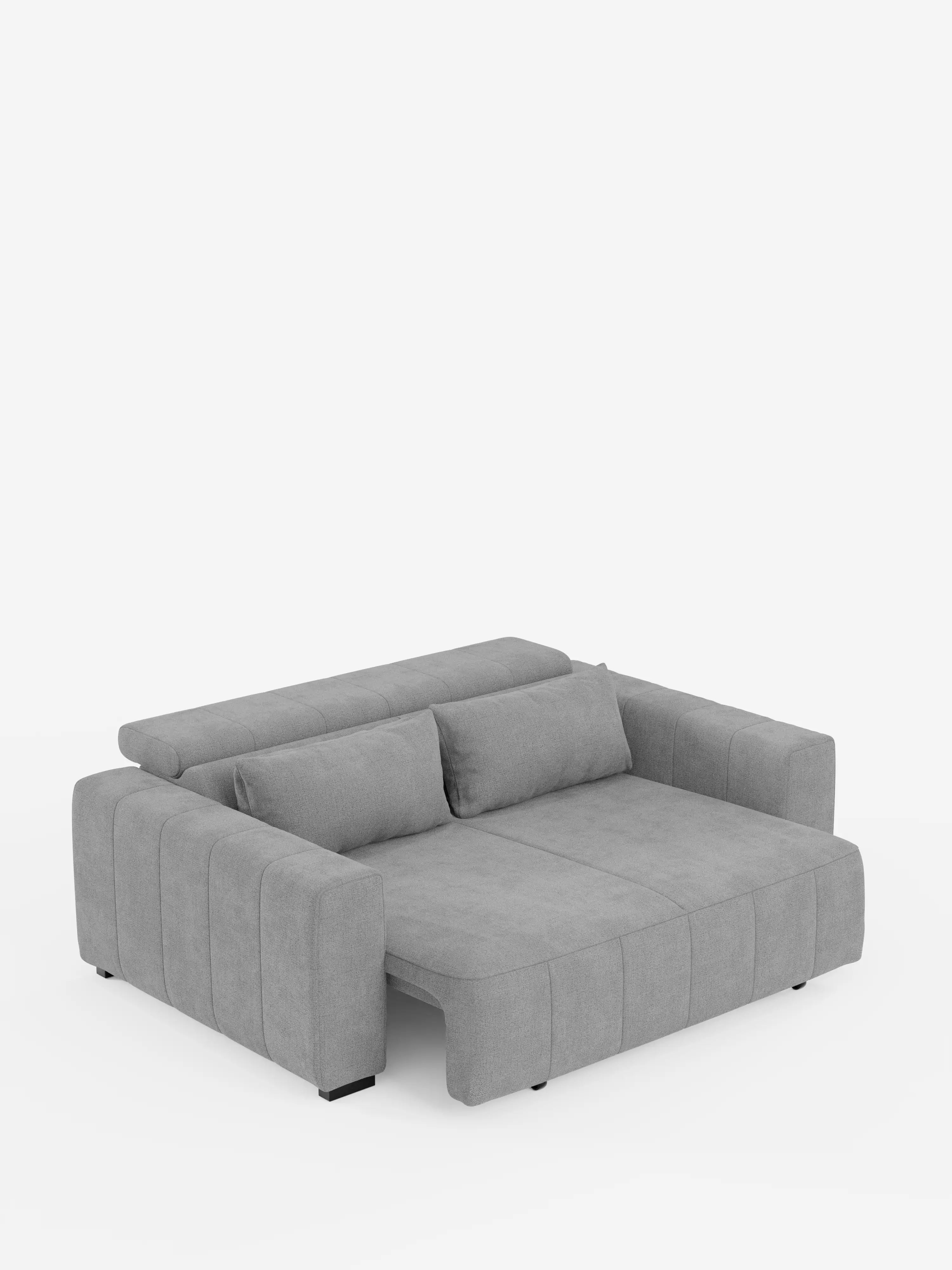 Un moderno divano a tre posti in stile dorico grigio di Divani.Store, realizzato in tessuto T23 antimacchia, con schienale basso e due braccioli rettangolari laterali, due lunghi cuscini dello schienale con discrete cuciture verticali, dotato di sedute estensibili elettricamente e poggiatesta reclinabile, è esposto su uno sfondo bianco nella sua posizione da letto completamente estesa.