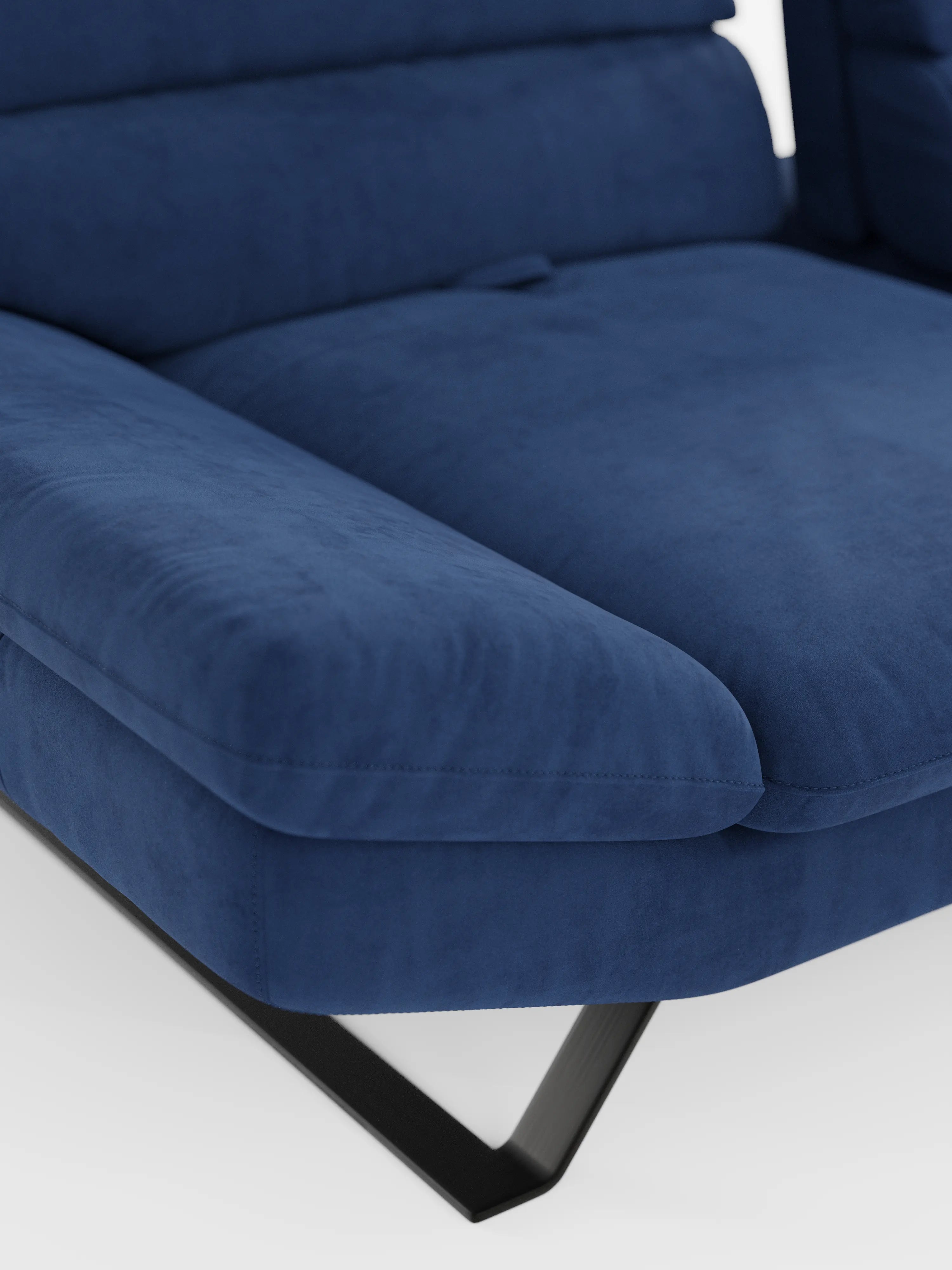 Primo piano del divano angolare Eclipse con penisola e schienali traslanti in microfibra tecnica smacchiabile T11 di Divani.Store, caratterizzato da cuscini ampi e morbidi e da eleganti gambe in metallo nero che risaltano sullo sfondo bianco. Sono visibili solo una parte della seduta, del bracciolo e dello schienale, a mettere in risalto la morbida trama della microfibra e il design contemporaneo che ricorda una sofisticata chaise longue.