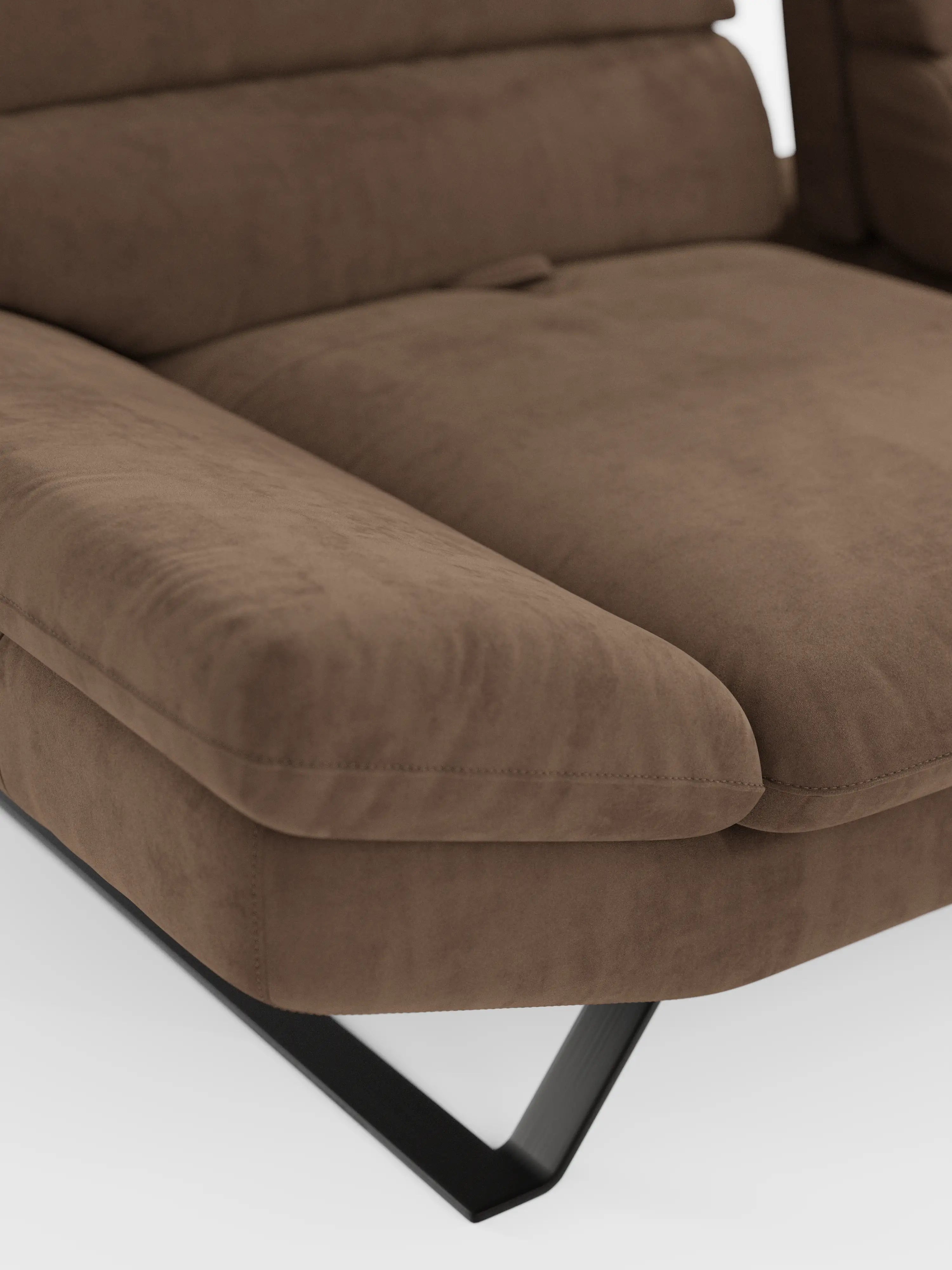 Un primo piano dell’Eclipse Divano angolare con penisola e schienali traslanti in microfibra tecnica smacchiabile T11 di Divani.Store ne mette in risalto la seduta imbottita e spessa, l’ampio bracciolo e l’elegante base angolare in metallo nero su uno sfondo bianco. Richiamando il comfort avvolgente di una chaise longue, il rivestimento in microfibra tecnica appare morbido e invitante, mettendo in risalto sia il suo design moderno che l’eccezionale comfort.