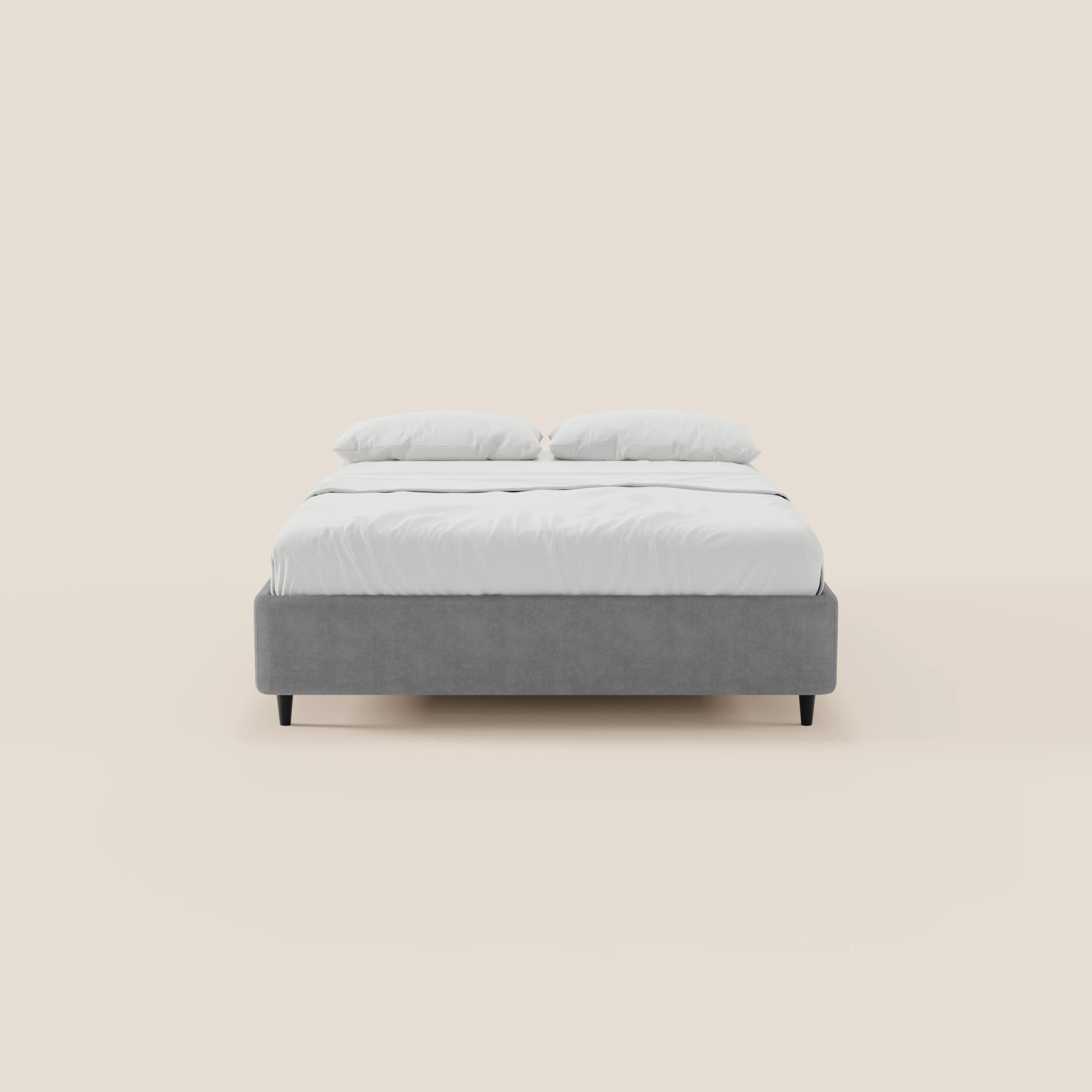Il letto sommier imbottito ERON di Letti.store, raffigurato di fronte su uno sfondo beige, presenta una struttura in tessuto grigio impermeabile certificato Oeko-Tex, biancheria da letto e cuscini bianchi, e vanta un design semplice e moderno con gambe angolate nere.