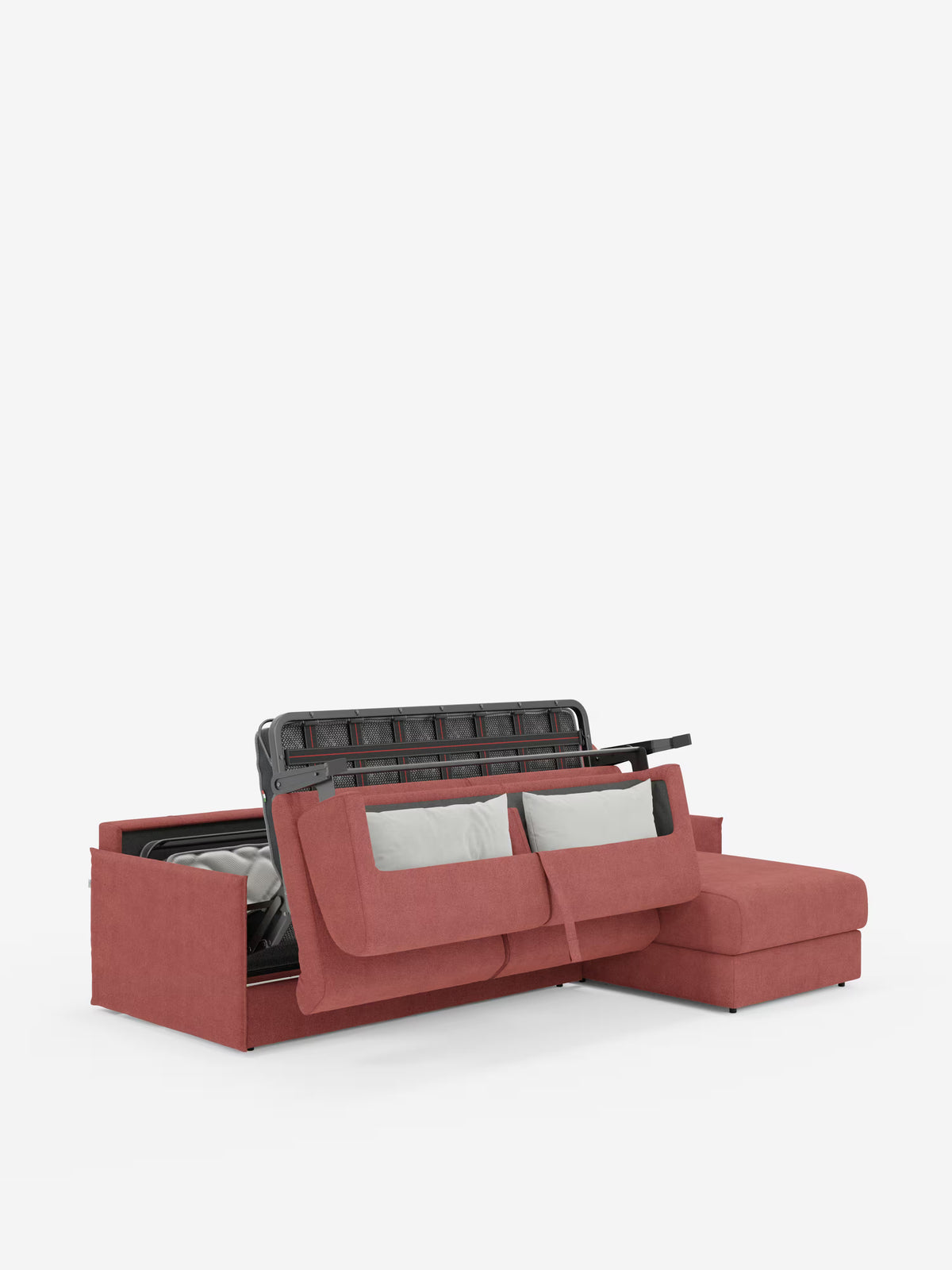 Un divano letto angolare con penisola contenitore Evans di Divani.Store, rivestito in tessuto smacchiabile T23, è raffigurato in rosso con i vani portaoggetti aperti a rivelare la biancheria da letto ripiegata al loro interno. Il design compatto è caratterizzato da cuscini sollevati e da due cuscini chiari appoggiati allo schienale. Questo versatile divano matrimoniale è esposto su uno sfondo bianco a tinta unita.