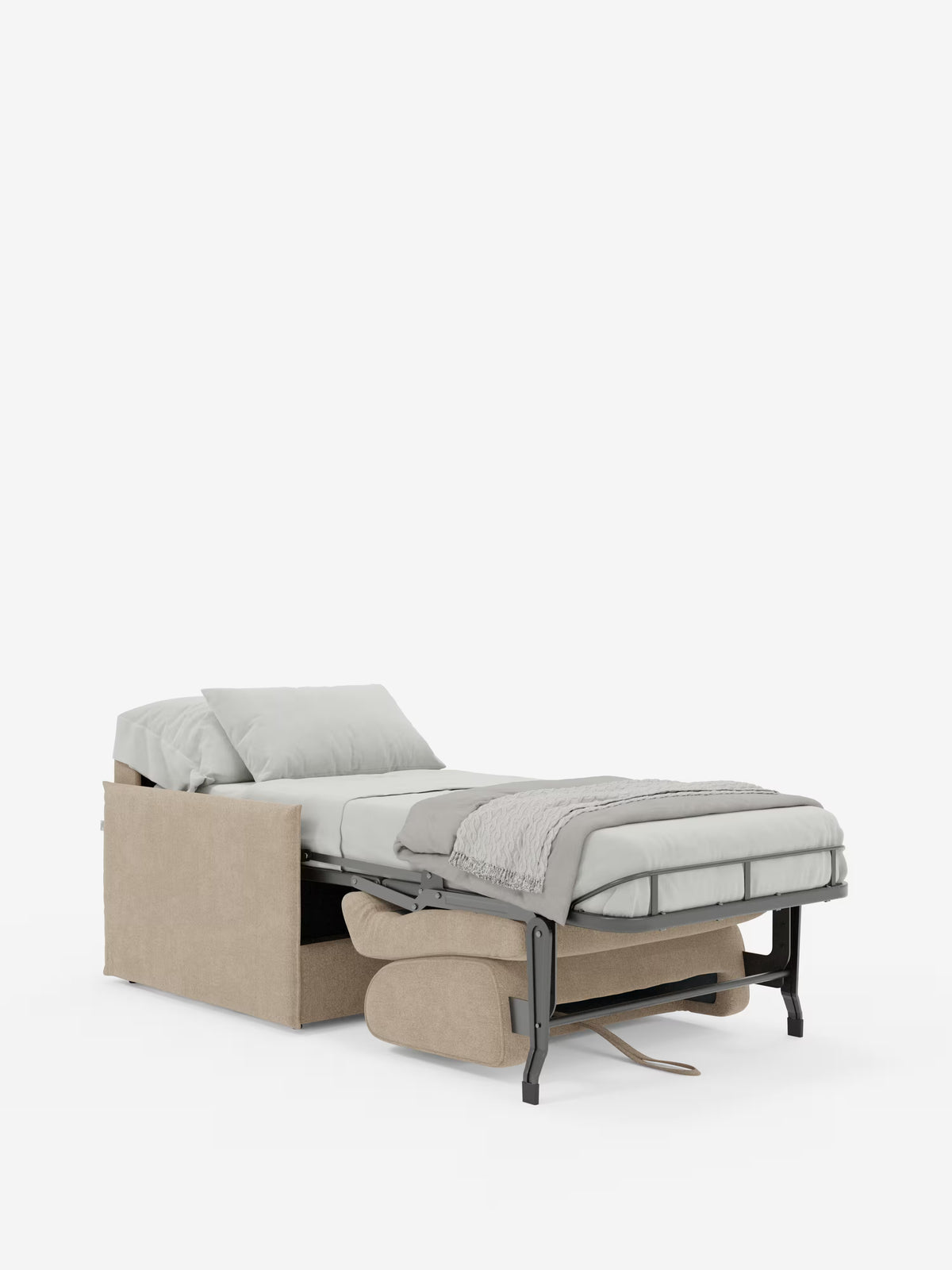 La poltrona letto compatta Evans con materasso di Divani.Store è qui raffigurata nella versione estesa a letto singolo, rifinita con un lenzuolo con angoli grigio chiaro, un cuscino abbinato e una coperta grigia testurizzata. La struttura del letto e il meccanismo, ben visibili, mettono in risalto il materasso ortopedico incluso, che garantisce un comfort superiore. Questo modello salvaspazio — rivestito in tessuto T23 antimacchia e facilmente lavabile — presenta la biancheria da letto disposta in modo