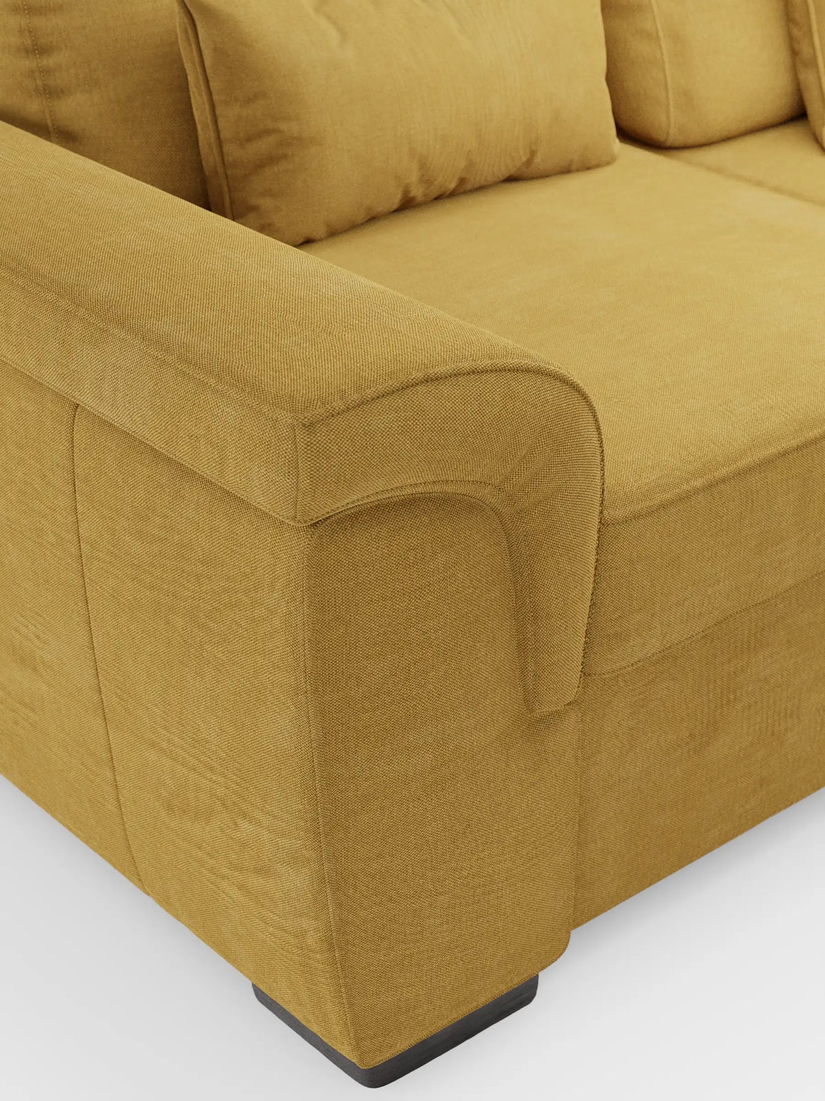 Un divano letto angolare Ischia color giallo senape con schienali scorrevoli, elemento estraibile e penisola contenitore in tessuto antimacchia misto lino, caratterizzato da una penisola contenitore, ampi braccioli ricurvi e cuscini coordinati su uno sfondo chiaro.