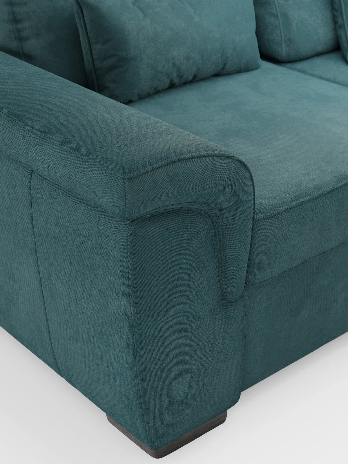 Un divano letto angolare Ischia con schienali scorrevoli, elemento estraibile e penisola contenitore in tessuto antimacchia misto lino, caratterizzato da un tessuto testurizzato color verde acqua intenso, ampi braccioli, morbidi cuscini e piedini bassi in legno scuro su base bianca.