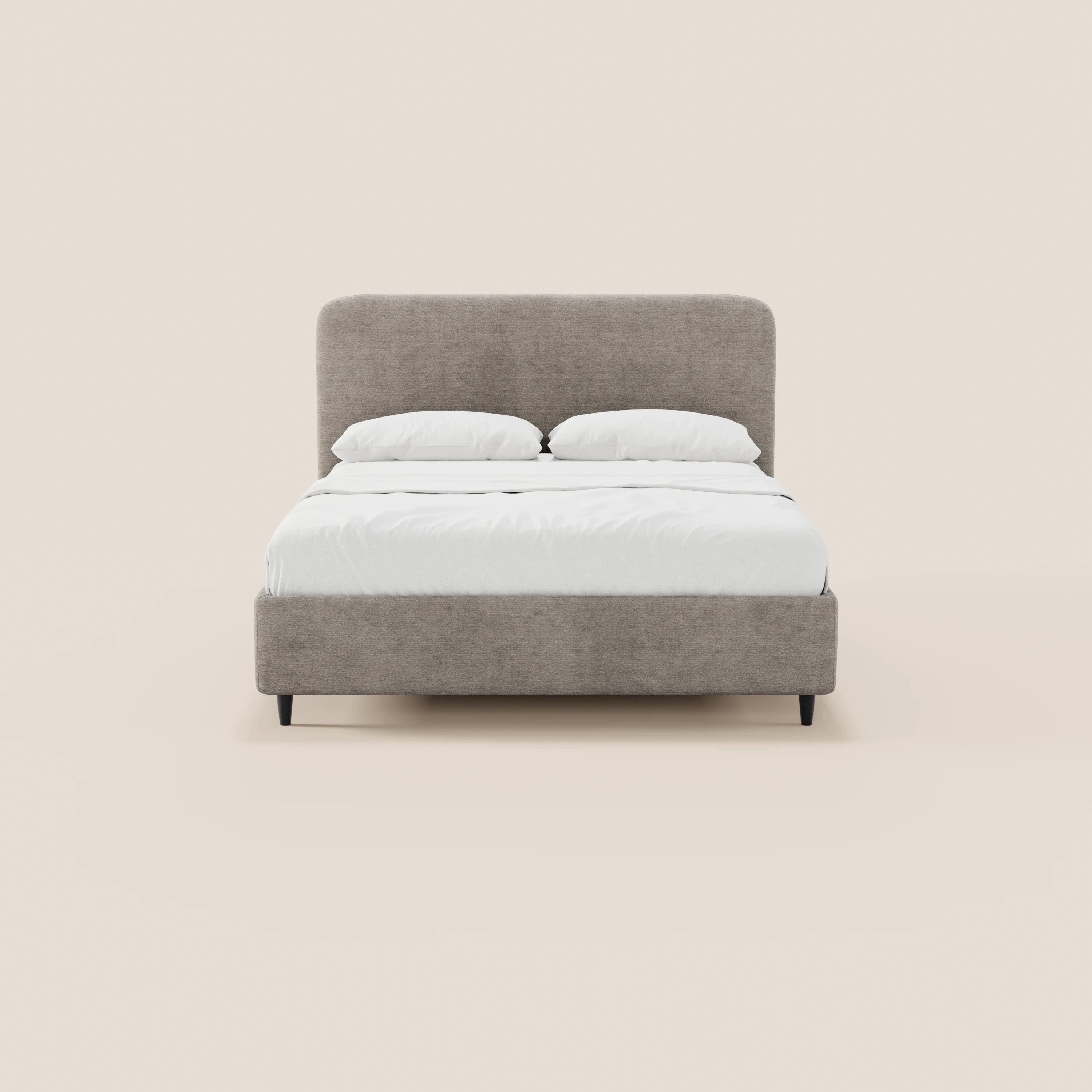 Il letto imbottito KAELOS in stile minimal di Letti.store presenta una testiera e una struttura rivestite in ciniglia grigio chiaro, gambe alte nere, un capiente vano contenitore e un design morbido e minimalista; nella foto è raffigurato con lenzuola e cuscini bianchi su uno sfondo beige.