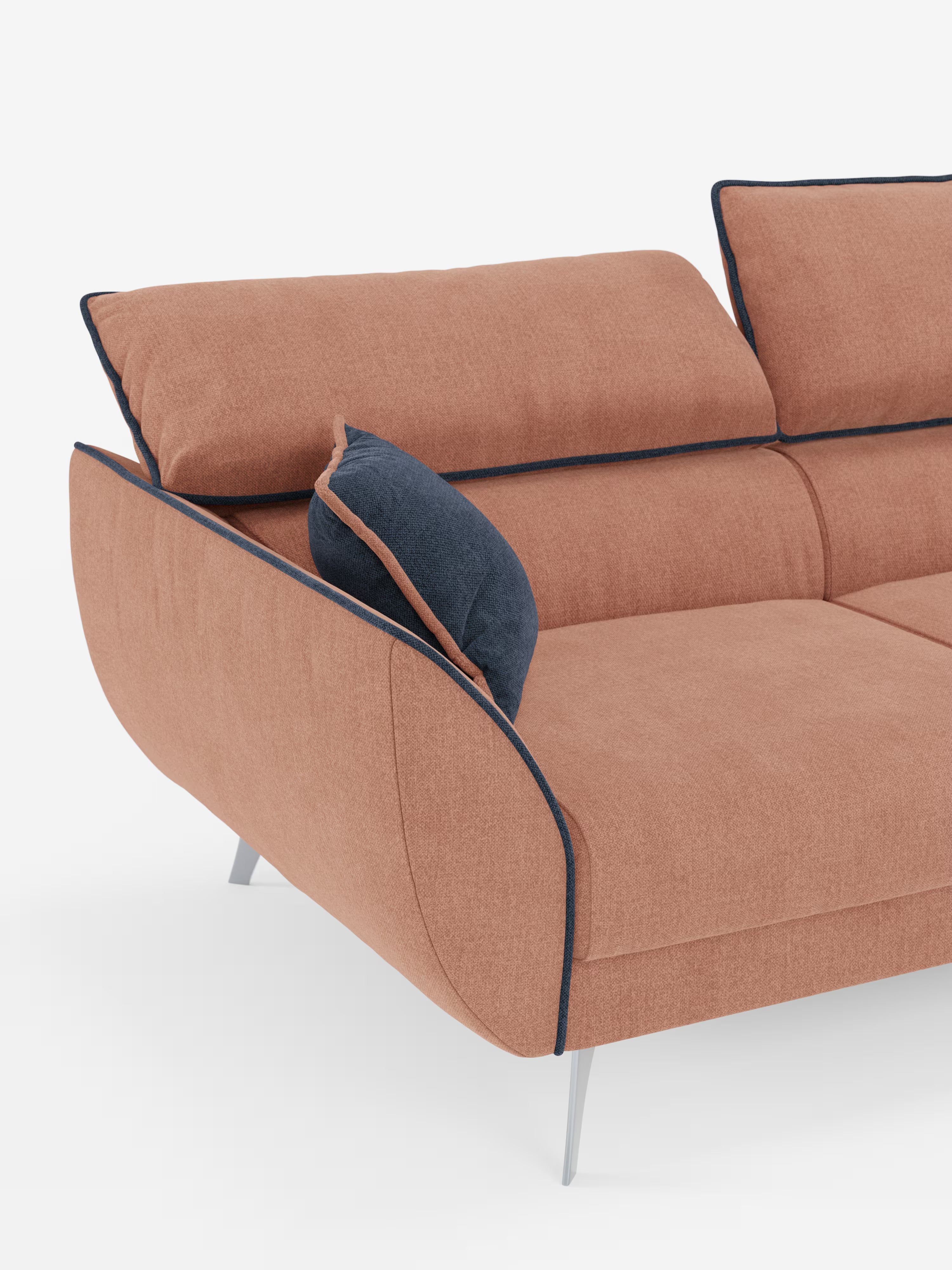 Scopri il lusso contemporaneo nel tuo salotto con il divano Michelangelo 4 Posti bicolore di Divani.Store. Questo elegante divano è dotato di tre sedute estensibili e poggiatesta regolabili, il tutto rivestito in tessuto T23 facile da pulire. Realizzato in un moderno arancione bruciato con un unico cuscino decorativo blu navy, presenta braccioli angolati, bordature scure, morbidi cuscini e raffinate gambe in metallo per un look sofisticato. Qui raffigurato su uno sfondo bianco a tinta unita.