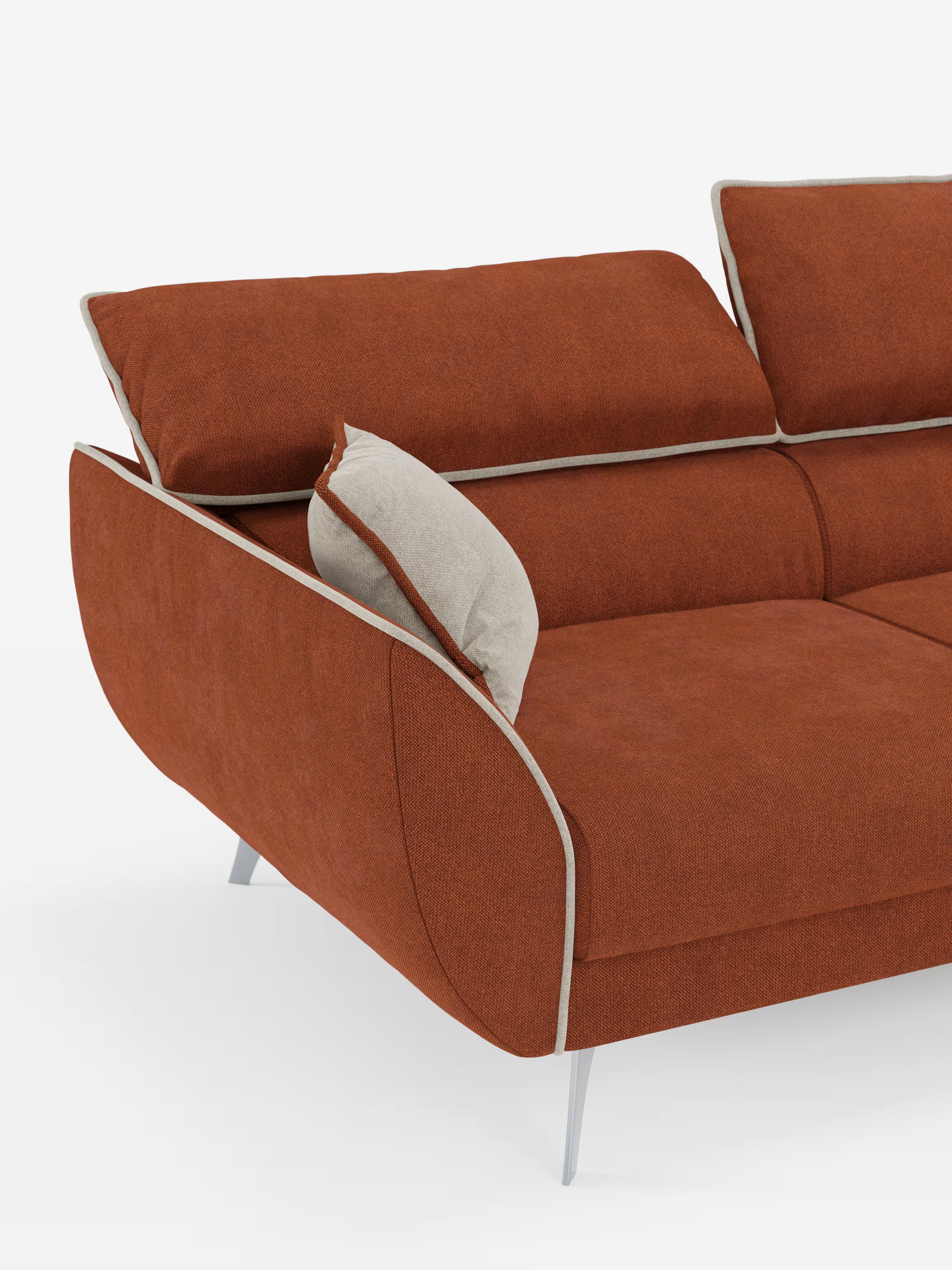 Il divano angolare bicolore Michelangelo con penisola e sedute estensibili di Divani.Store è un divano componibile contemporaneo caratterizzato da un rivestimento in tessuto T23 color ruggine e resistente alle macchie, impreziosito da bordature bianche, eleganti gambe in metallo e un cuscino beige posizionato sul bracciolo sinistro. Questo mobile moderno è dotato di sedute estensibili e poggiatesta reclinabili regolabili per un maggiore comfort e versatilità, il tutto su uno sfondo bianco a tinta unita.