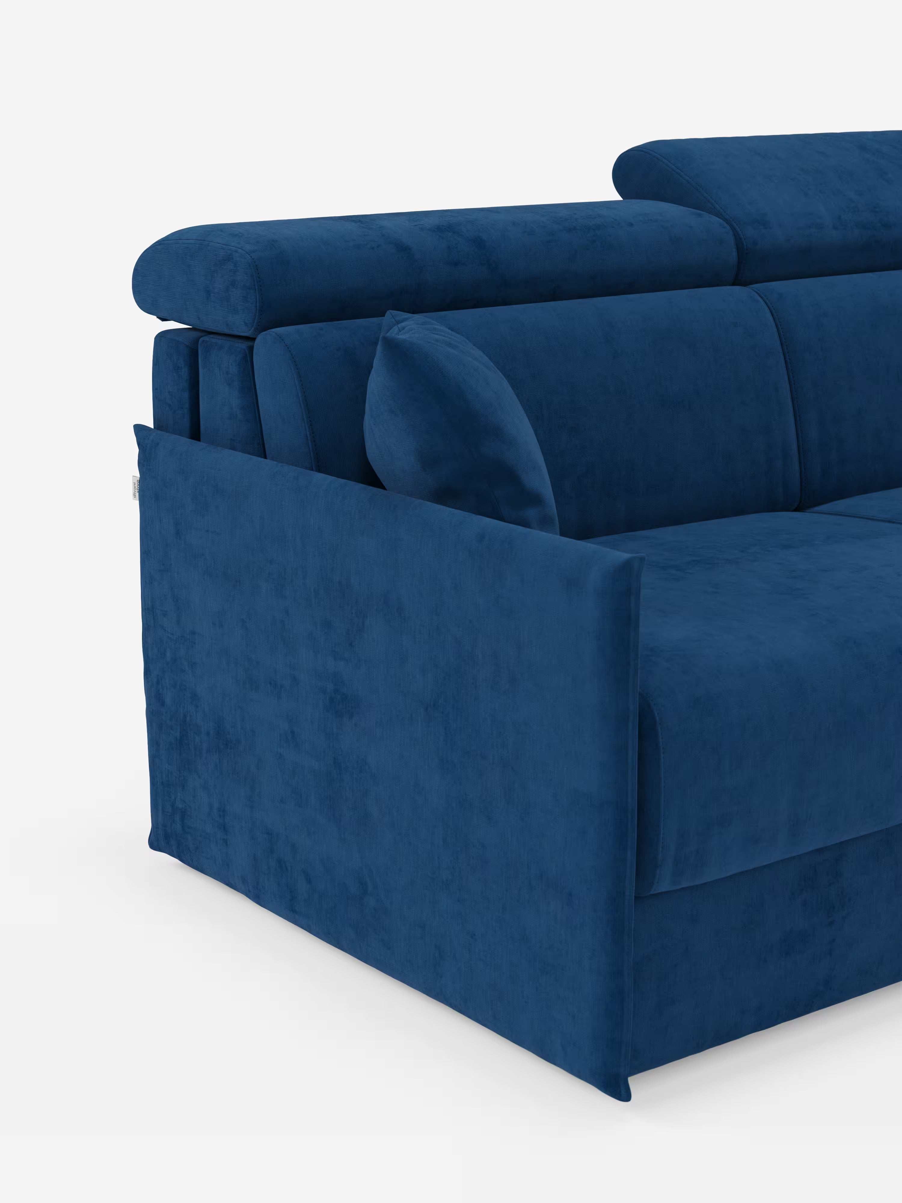 Scopri il divano letto Miryam di Divani.Store: un moderno divano componibile dal design compatto, rivestito in morbido tessuto T31 resistente alle macchie. Il suo ricco rivestimento blu reale è impreziosito da braccioli squadrati, poggiatesta reclinabili e un cuscino decorativo abbinato. La texture lussuosa e le linee pulite riflettono uno stile minimalista contemporaneo, creando un’atmosfera accogliente e moderna che risalta su uno sfondo bianco a tinta unita.