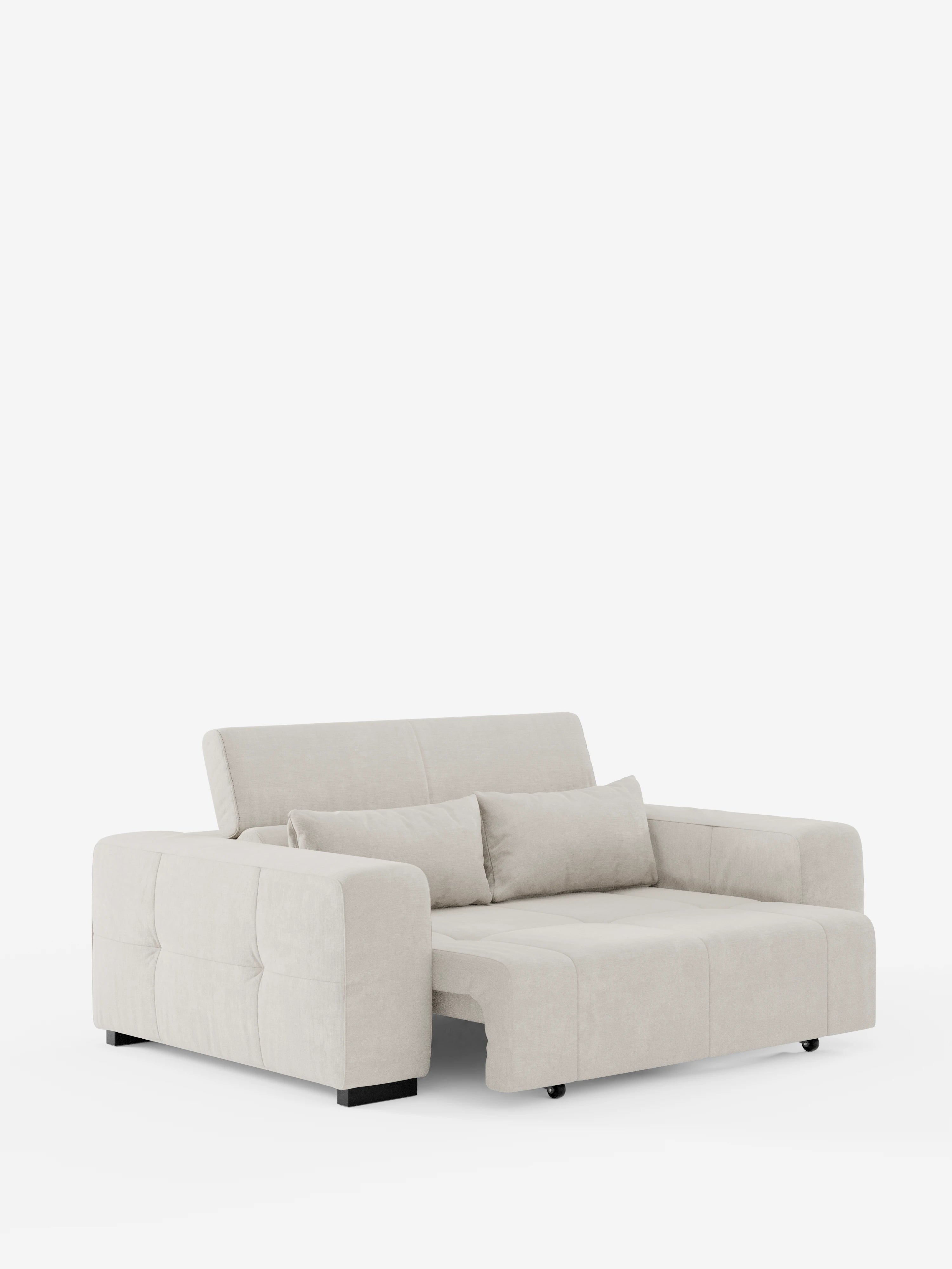 Un divano Monarch contemporaneo color beige chiaro con funzione relax elettrica per l'allungamento delle sedute e poggiatesta reclinabile, rivestito in morbido tessuto smacchiabile T31 di Divani.Store, dotato di due cuscini coordinati, ampi braccioli e una sezione estraibile allungata, è raffigurato su uno sfondo bianco a tinta unita.