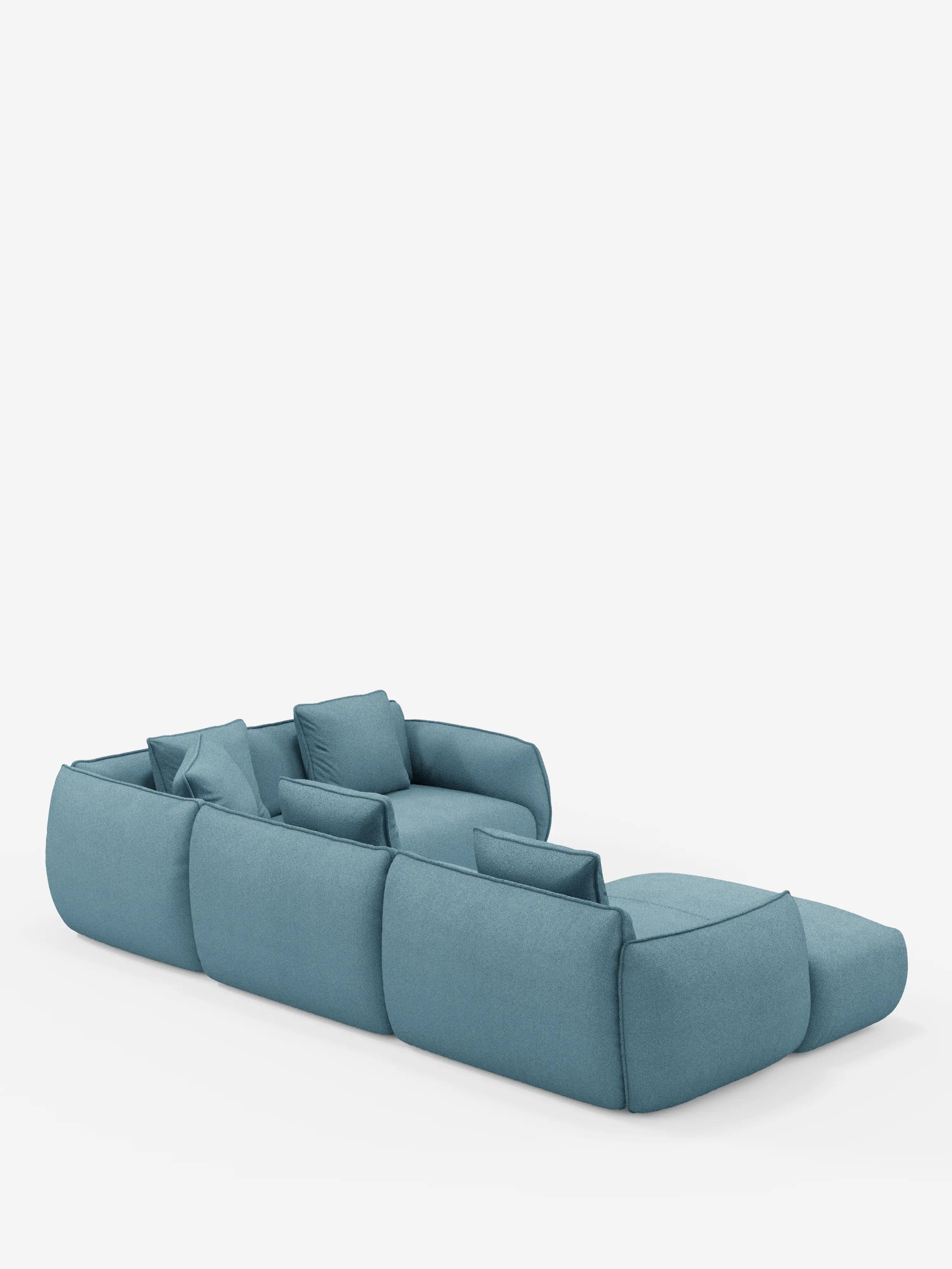 Un divano moderno e modulare in tessuto blu — il divano angolare panoramico componibile con penisola e angolo in tessuto smacchiabile T33 “Nimbus” di Divani.Store — presenta sedute ampie e basse e quattro cuscini dello schienale. Questo divano sfoggia un aspetto rilassato e lussuoso ed è raffigurato su uno sfondo bianco a tinta unita.