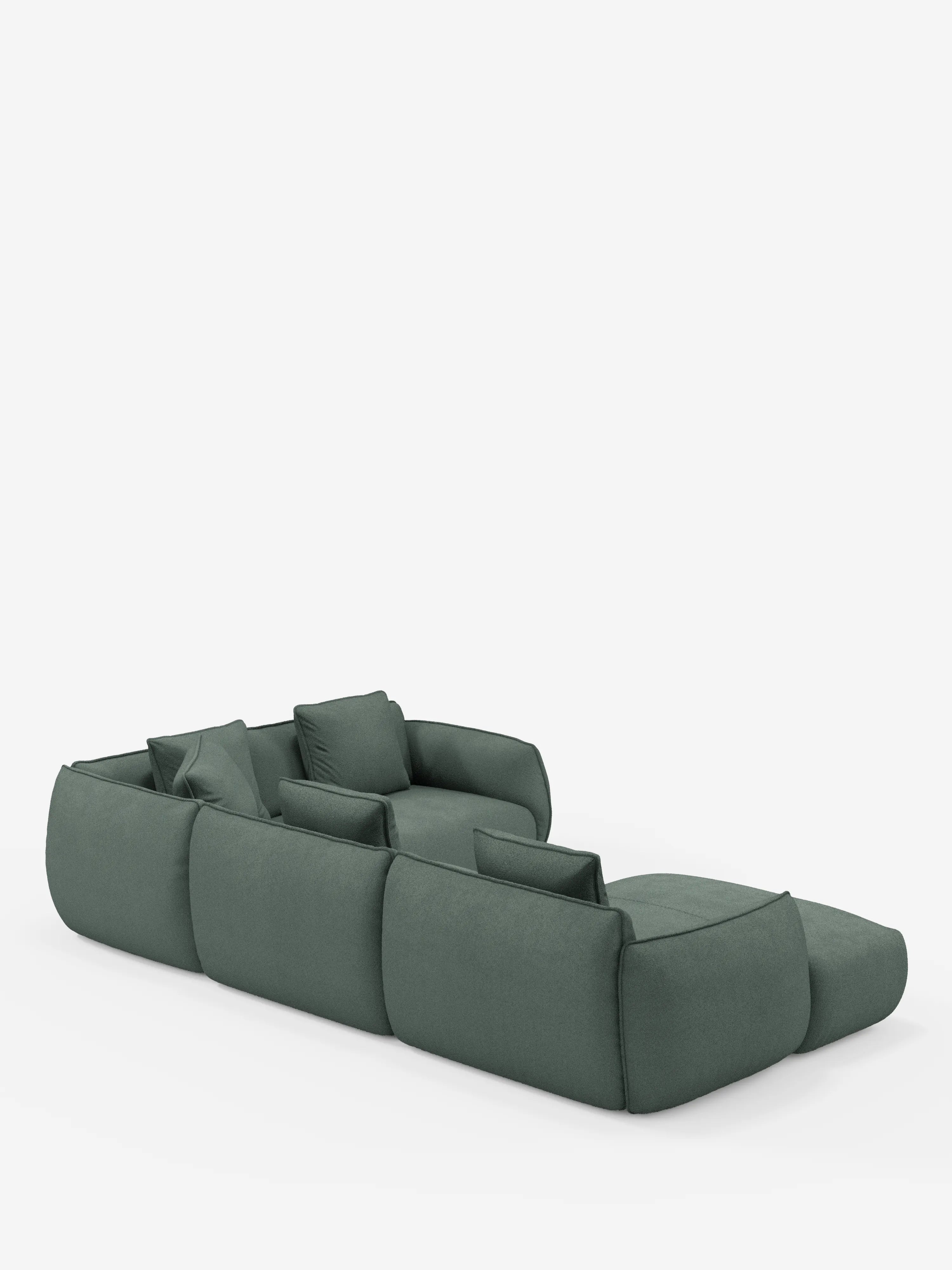 Un divano angolare panoramico componibile Nimbus in verde intenso, con penisola e angolo in tessuto smacchiabile T33 di Divani.Store, caratterizzato da morbidi cuscini e ampi braccioli, è ripreso da una prospettiva angolare posteriore su uno sfondo bianco a tinta unita. Il design del divano si distingue per i bordi arrotondati e il profilo basso e rilassato.