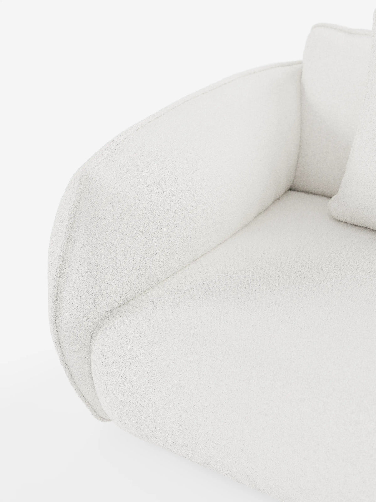 Primo piano del divano modulare e componibile a 3 posti Nimbus da 250 cm di Divani.Store, caratterizzato da un morbido rivestimento color bianco sporco in tessuto t33 rimovibile, resistente alle macchie e dall’effetto cotone. L’immagine mette in risalto un bracciolo, il cuscino della seduta e parte dello schienale, caratterizzati da morbidi bordi arrotondati e dal tessuto testurizzato. Questo elegante divano modulare è inquadrato su uno sfondo bianco brillante e uniforme.