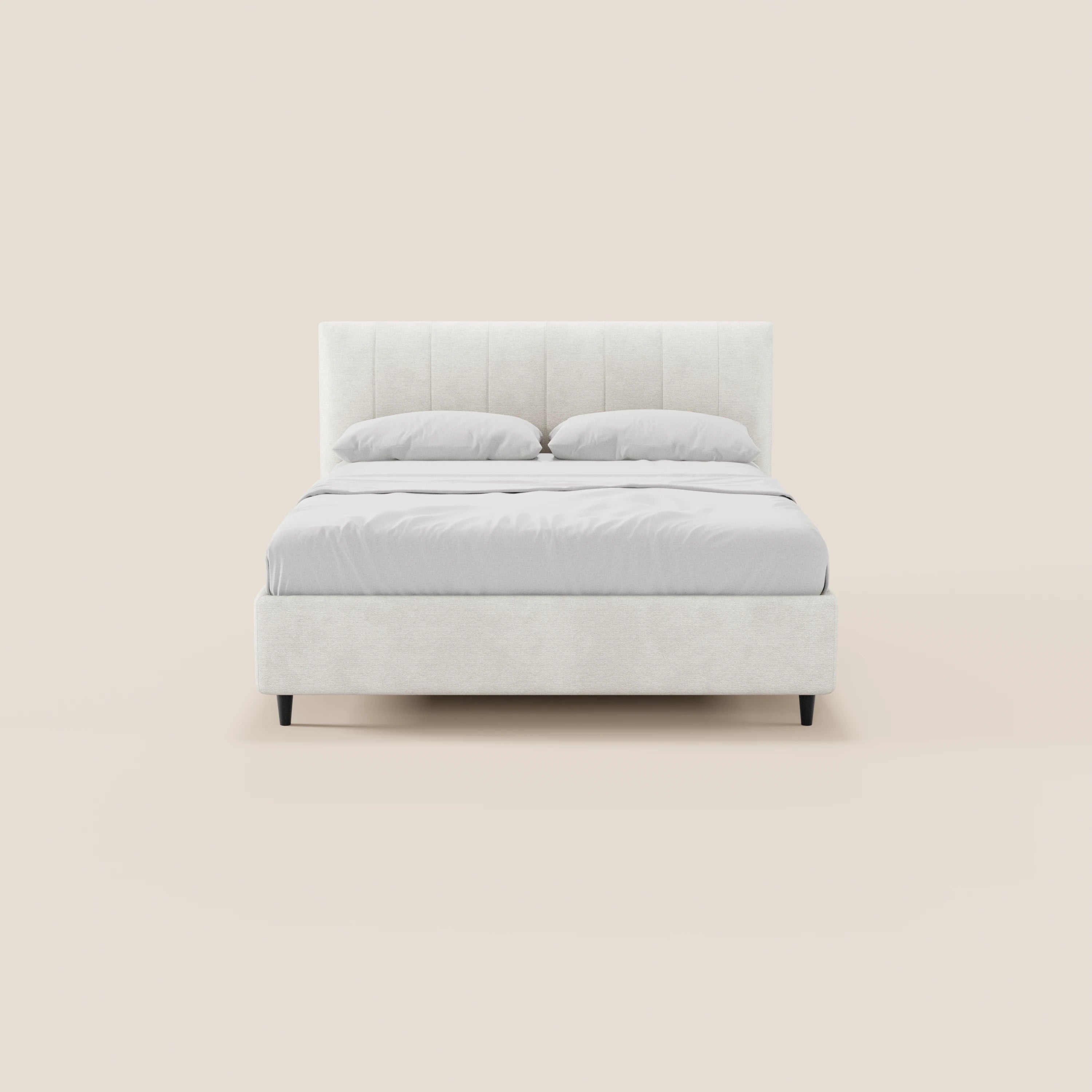 Il letto imbottito ONYX di Letti.store presenta una testiera verticale in tessuto bianco certificato Oeko-Tex®, biancheria da letto bianca e due cuscini. Ripreso di fronte su uno sfondo beige, ha gambe corte di colore scuro e un design minimalista con un vano portaoggetti.