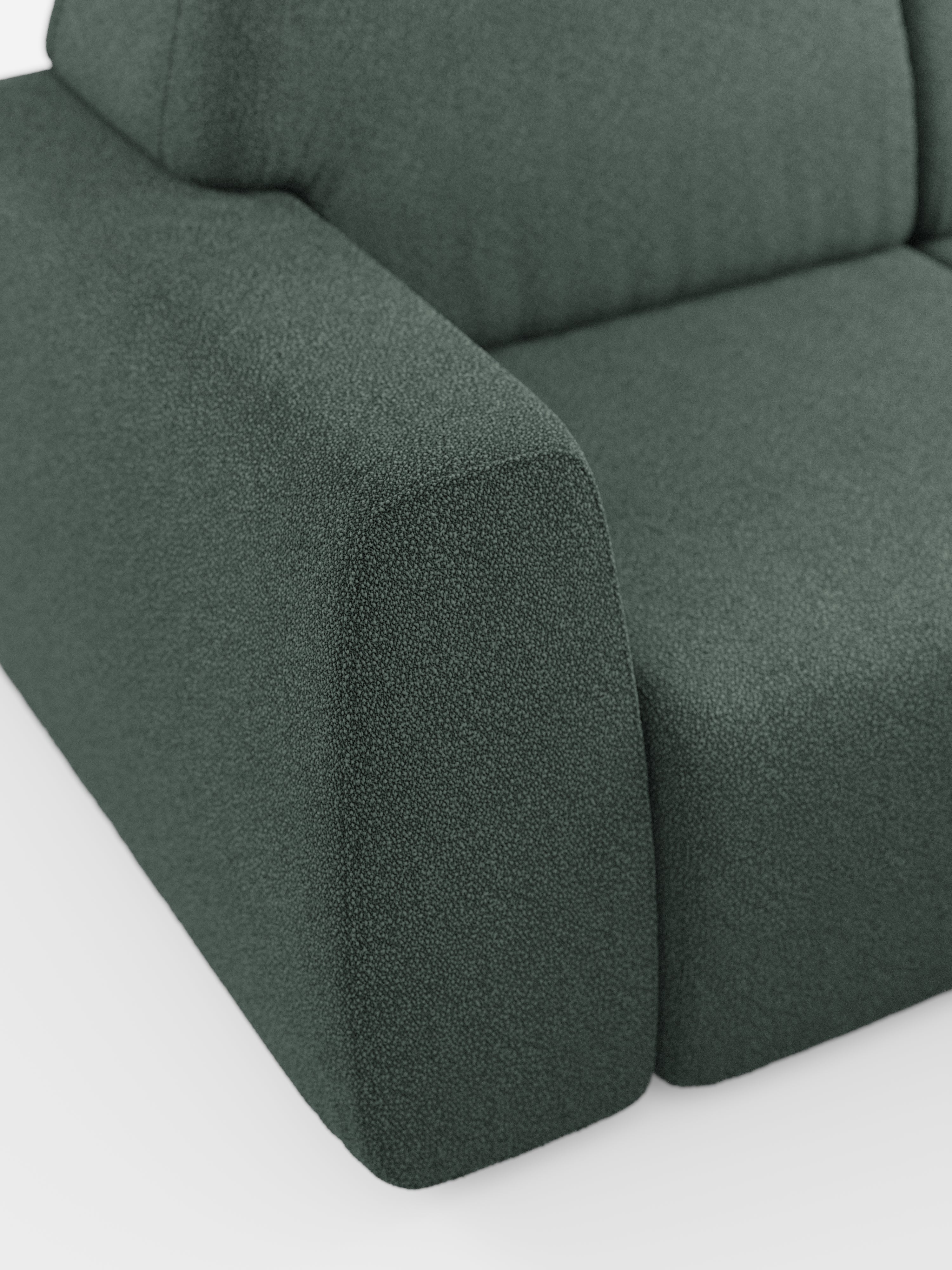 Primo piano del divano angolare Orbit con penisola reversibile e tutte le sedute allungabili di Divani.Store, rivestito in tessuto T33 effetto cotone verde scuro, resistente alle macchie. L'immagine mette in risalto il bracciolo e il cuscino di seduta dalla trama rigata, esaltando il rivestimento morbido e soffice e le linee eleganti e moderne su uno sfondo bianco: una scelta ideale da abbinare a un divano modulare o a un divano di alta gamma per un ambiente di soggiorno raffinato e armonioso.