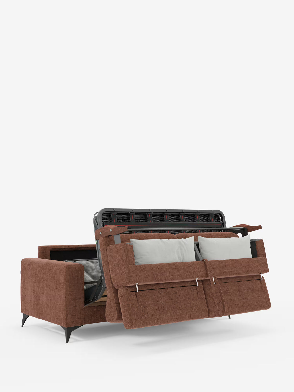 Un divano letto matrimoniale Pegaso di Divani.Store, rivestito in tessuto jacquard marrone smacchiabile T22 con gambe nere, è raffigurato parzialmente aperto per mostrare il vano portaoggetti nascosto e il letto ripiegato. Due cuscini grigio chiaro poggiano sulla seduta. L'immagine presenta uno sfondo bianco a tinta unita.