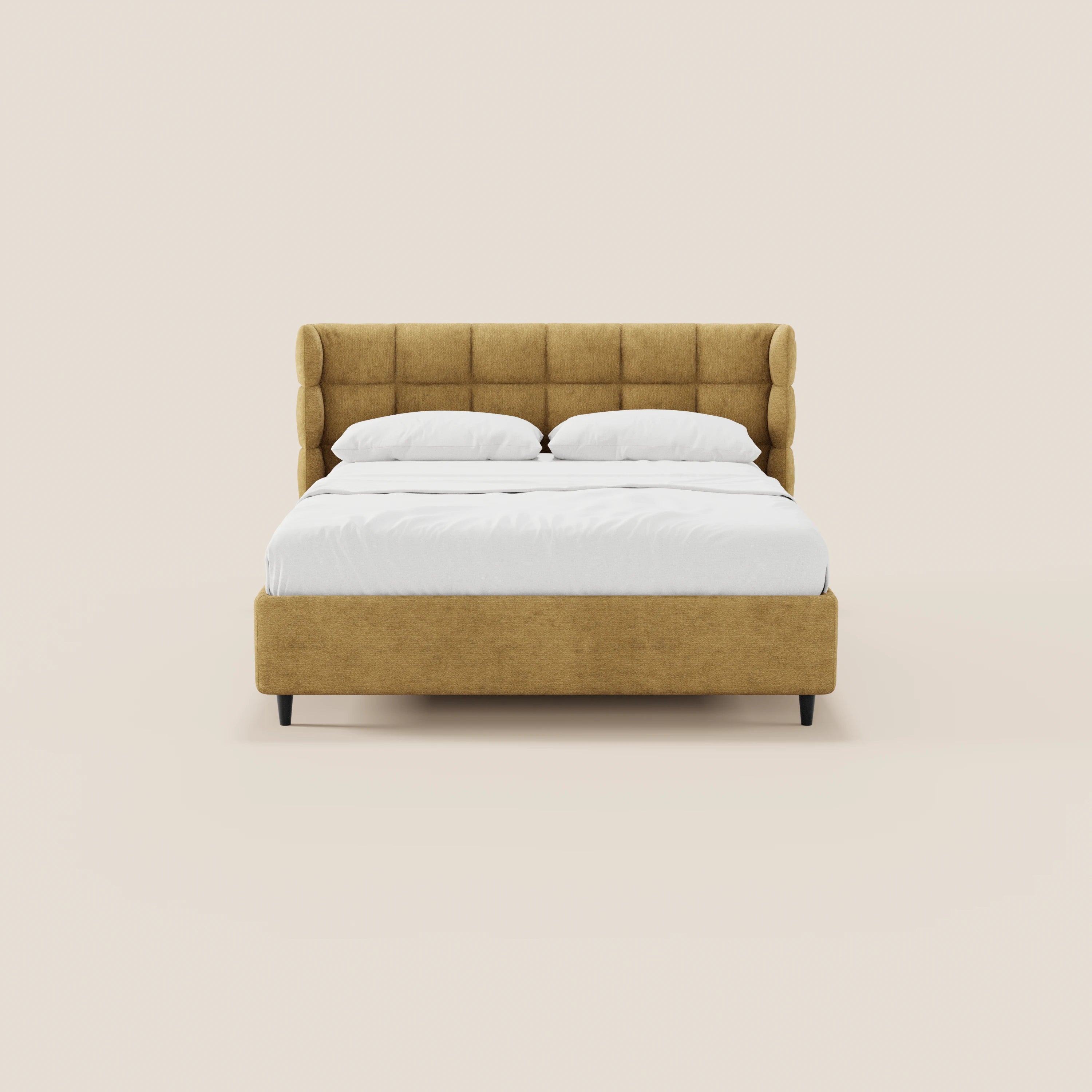 Il letto imbottito RAGNAR di Letti.store è caratterizzato da un tessuto giallo senape certificato Oeko-Tex®, un'alta testiera avvolgente capitonné, gambe corte nere e un design moderno e minimalista. Nella foto è raffigurato con biancheria da letto e cuscini bianchi su uno sfondo beige chiaro.