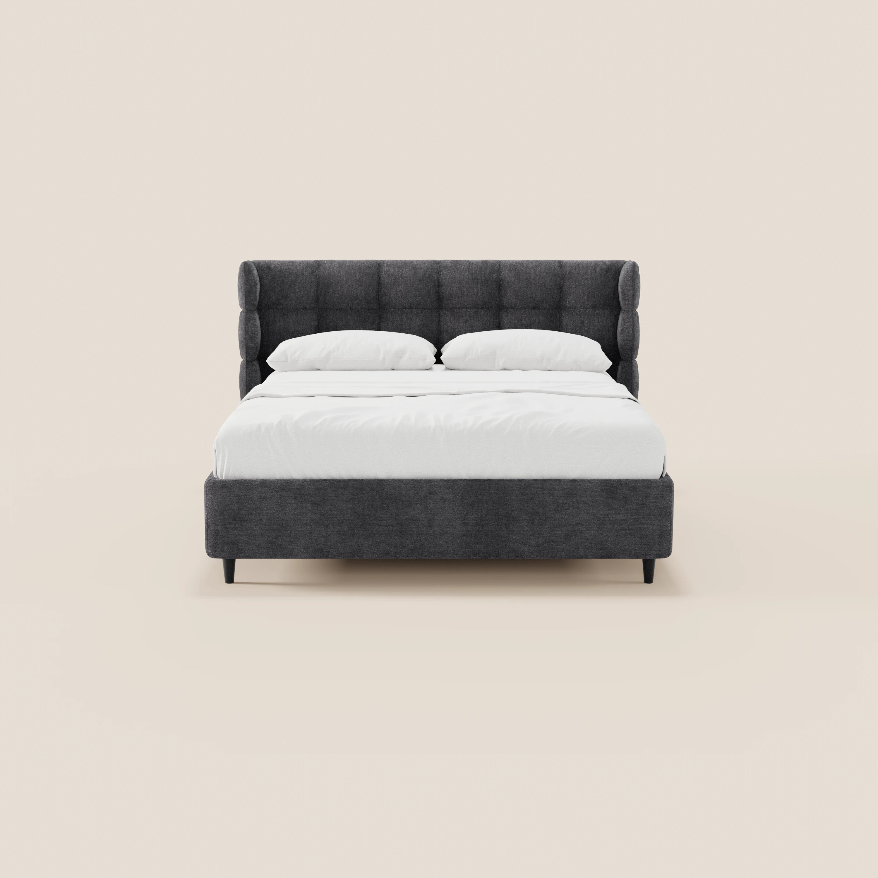 Il letto imbottito RAGNAR di Letti.store, realizzato in elegante tessuto Oeko-Tex®, è dotato di un vano contenitore, di una testiera capitonné avvolgente e di gambe nere. È raffigurato con biancheria da letto bianca su uno sfondo beige neutro.