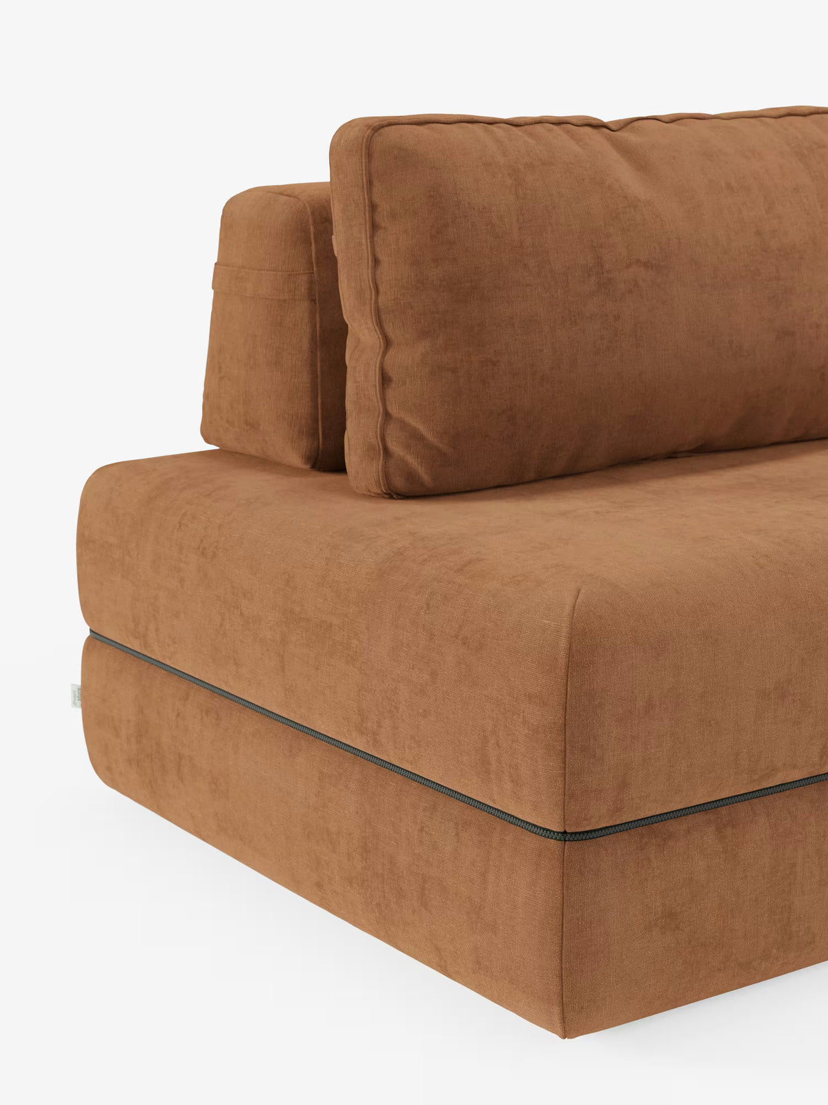 Una vista ravvicinata del divano letto matrimoniale Rift a 2 e 3 posti con schienali mobili di Divani.Store, che mette in risalto il suo moderno rivestimento in tessuto marrone smacchiabile T31, i morbidi cuscini rettangolari e l’elegante bordino vicino alla base. Questo sofisticato divano trasformabile della collezione Sistema Living è dotato di un materasso in memory foam alto 24 cm ed è presentato su uno sfondo bianco a tinta unita.