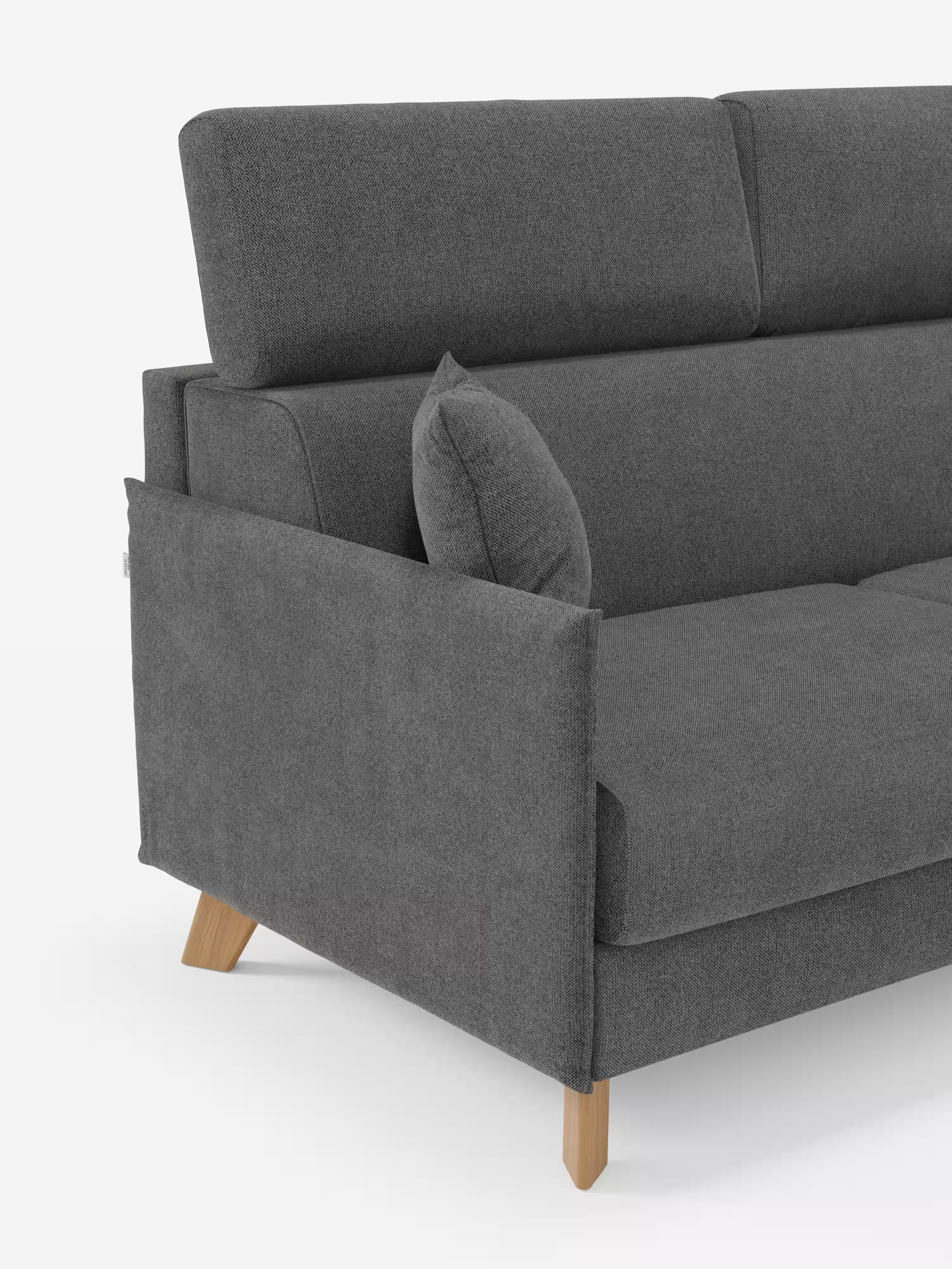 Scopri il divano letto matrimoniale Sole di Divani.Store: un modello compatto dal design scandinavo in un moderno grigio scuro, realizzato in tessuto T23 rimovibile al 100% e resistente alle macchie. Questo divano di grande stile è caratterizzato da eleganti gambe in legno, un poggiatesta regolabile, un cuscino coordinato e un ampio bracciolo dotato di una pratica tasca. Solo la metà destra è visibile su uno sfondo bianco a tinta unita, che ne esalta le linee pulite e il fascino sofisticato.