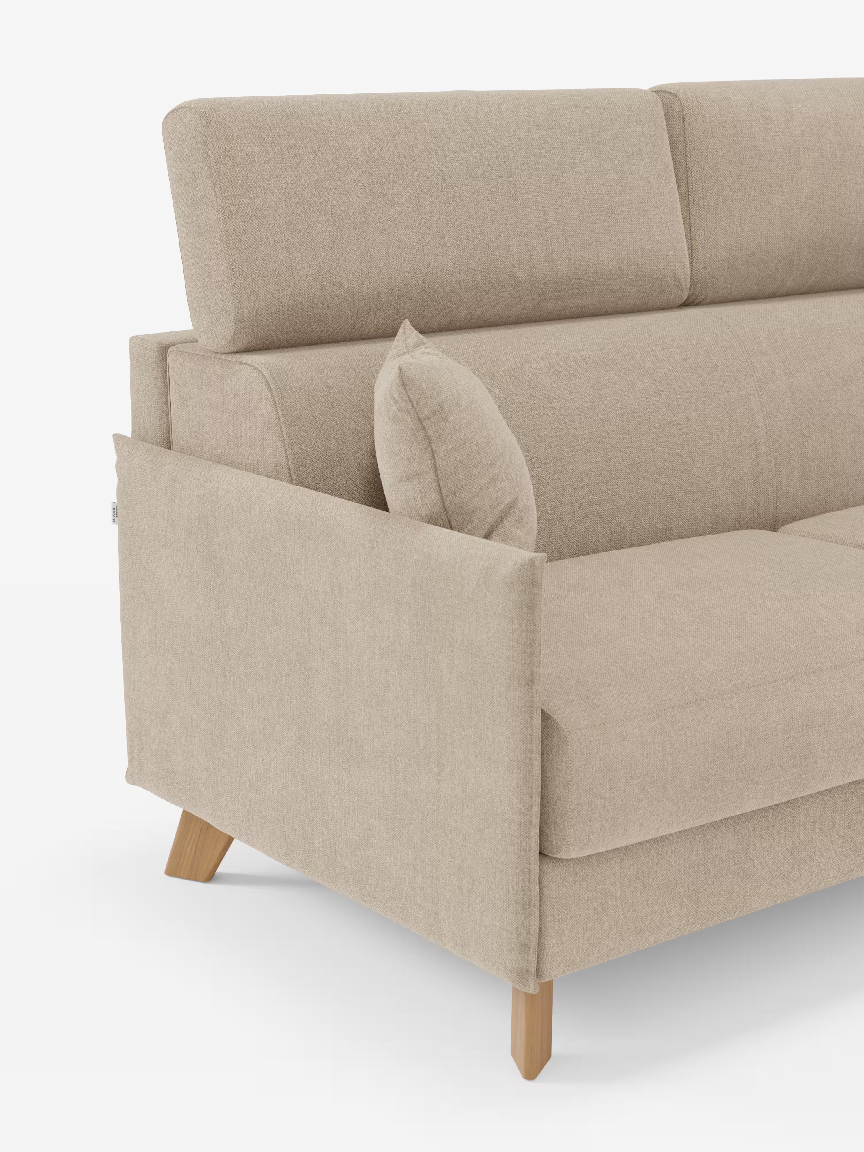 Vi presentiamo il divano letto matrimoniale Sole di Divani.Store: un divano contemporaneo di ispirazione scandinava in colore beige, rivestito in morbido tessuto T23 resistente alle macchie. Questo modello compatto presenta ampi braccioli, eleganti gambe in legno, cuscini coordinati e poggiatesta regolabili. Il look minimalista e moderno risalta sullo sfondo bianco a tinta unita e il rivestimento è completamente sfoderabile per una facile pulizia.