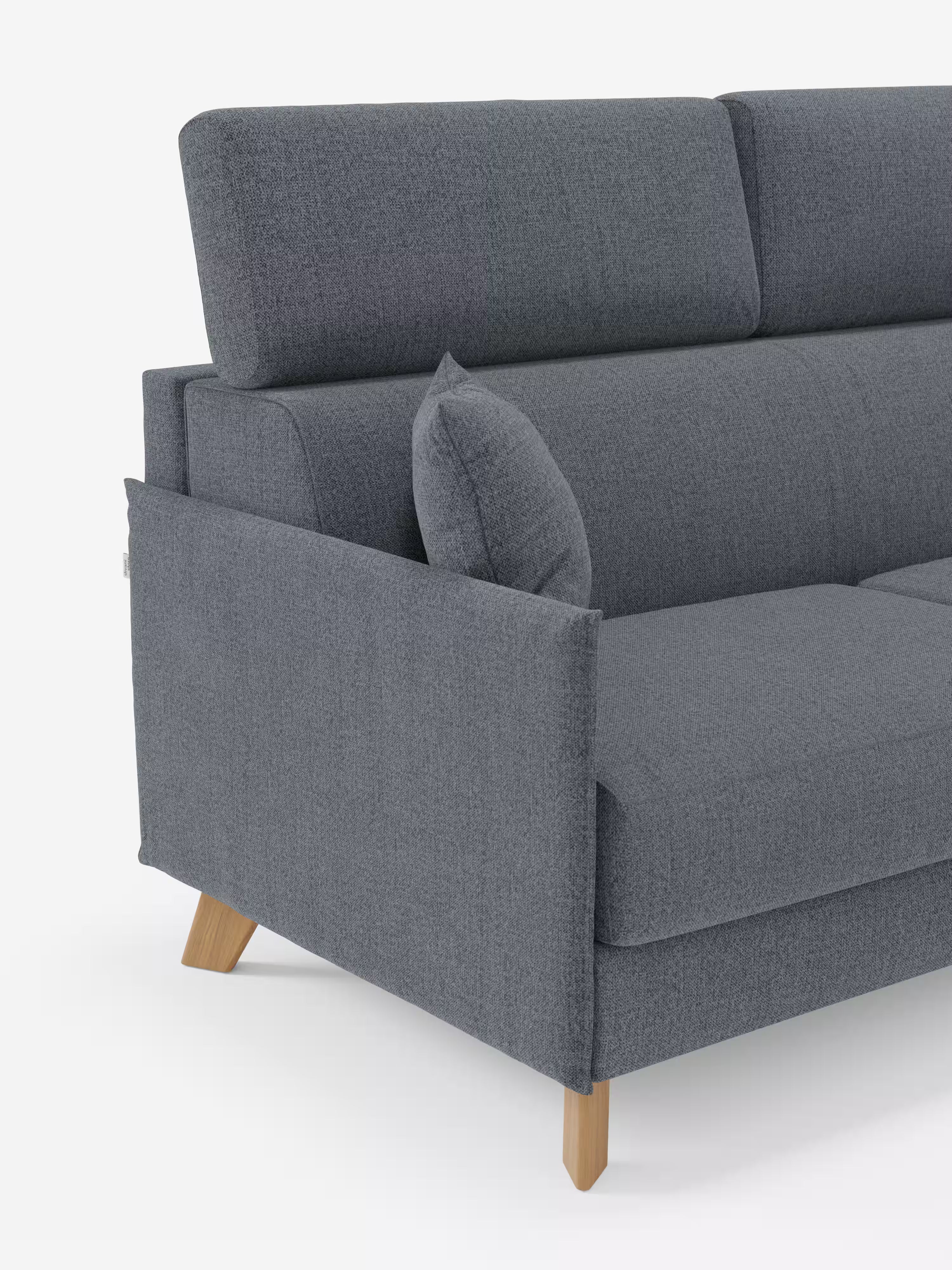 Il divano letto matrimoniale Sole di Divani.Store, un modello contemporaneo in tessuto grigio, si caratterizza per il design compatto, le gambe in legno, la seduta imbottita, lo schienale inclinato con cuscino abbinato sul bracciolo e i poggiatesta regolabili. Fotografato su uno sfondo bianco a tinta unita, ne risalta l’eleganza minimalista. Il rivestimento è realizzato in tessuto T23 antimacchia ed è completamente sfoderabile per una facile pulizia.