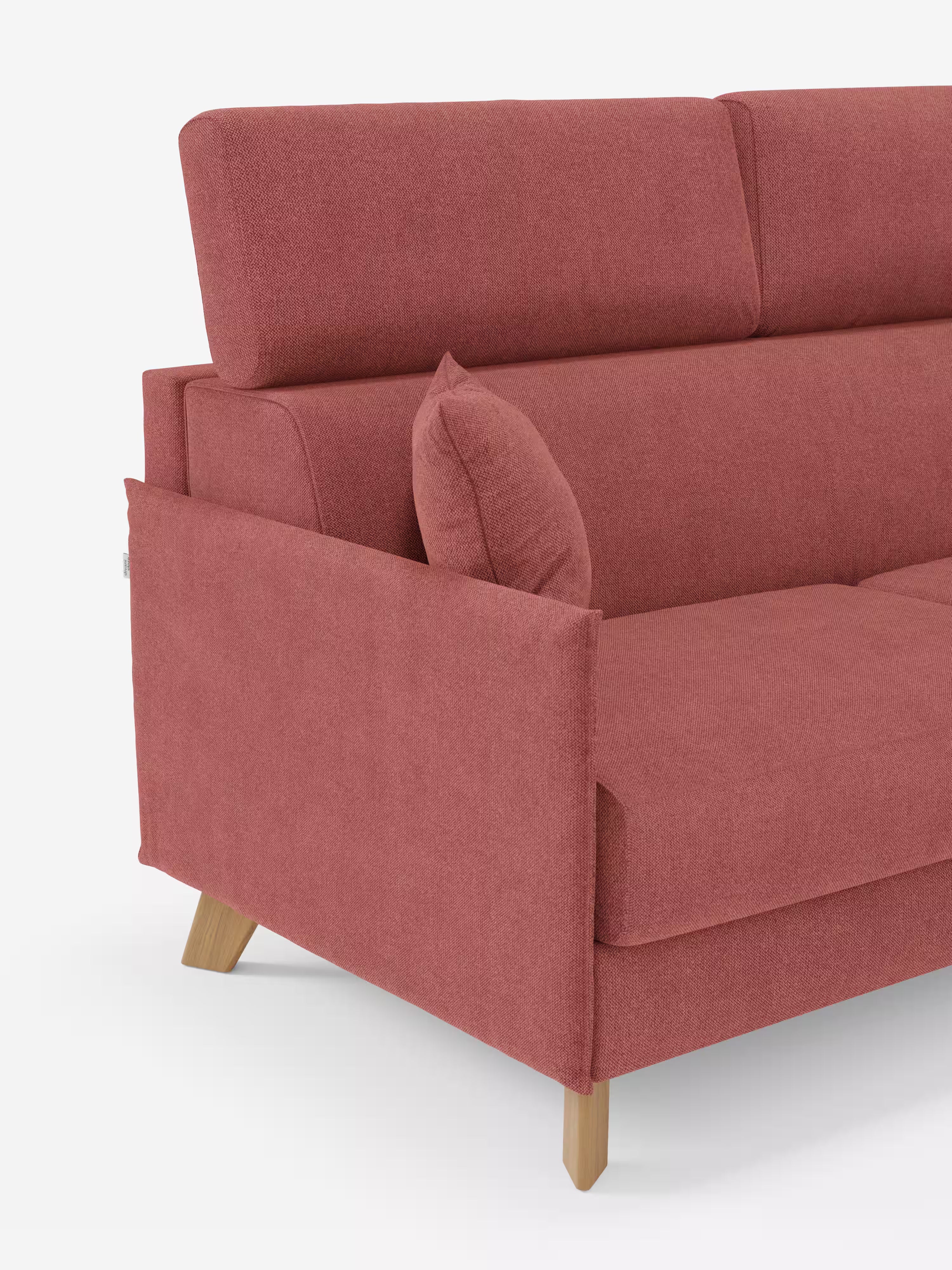 Un divano letto matrimoniale Sole in stile contemporaneo di Divani.Store, caratterizzato da un design compatto, rivestimento in tessuto T23 rosso-rosato antimacchia, gambe angolari in legno, bracciolo rettangolare, cuscino coordinato e poggiatesta regolabili. L’immagine, su uno sfondo bianco a tinta unita, mostra solo il lato sinistro di questo divano letto elegante e completamente sfoderabile (100% sfoderabile).