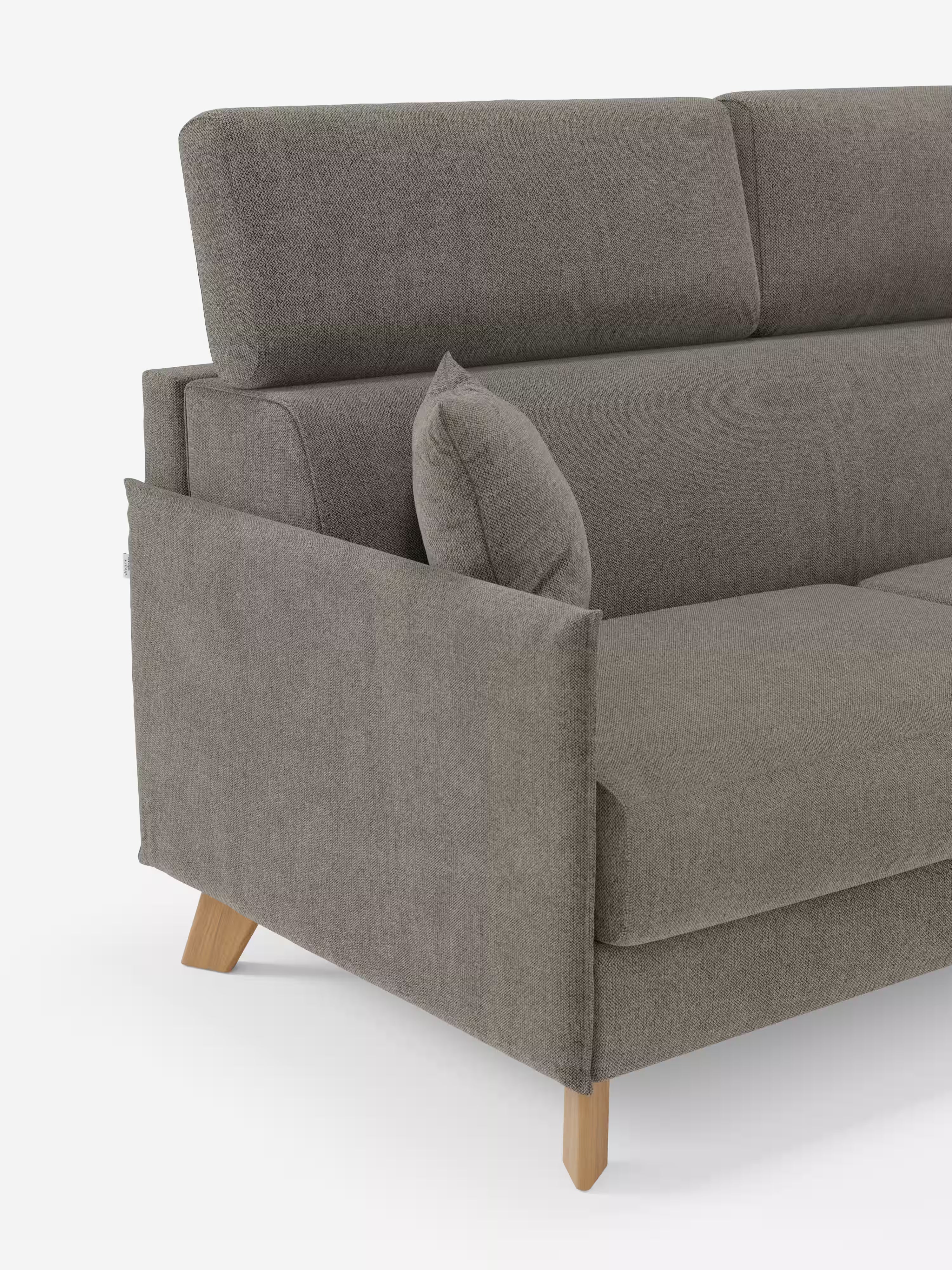 Un primo piano del divano letto matrimoniale Sole di Divani.Store ne mette in risalto il moderno rivestimento in tessuto T23 grigio antimacchia, le gambe in legno e le linee pulite e minimaliste. Questo divano compatto in stile scandinavo è dotato di un poggiatesta regolabile, di un cuscino rettangolare e mostra parte del bracciolo e del cuscino di seduta, il tutto su uno sfondo bianco. L’imbottitura del divano è rimovibile al 100% per facilitare la pulizia.