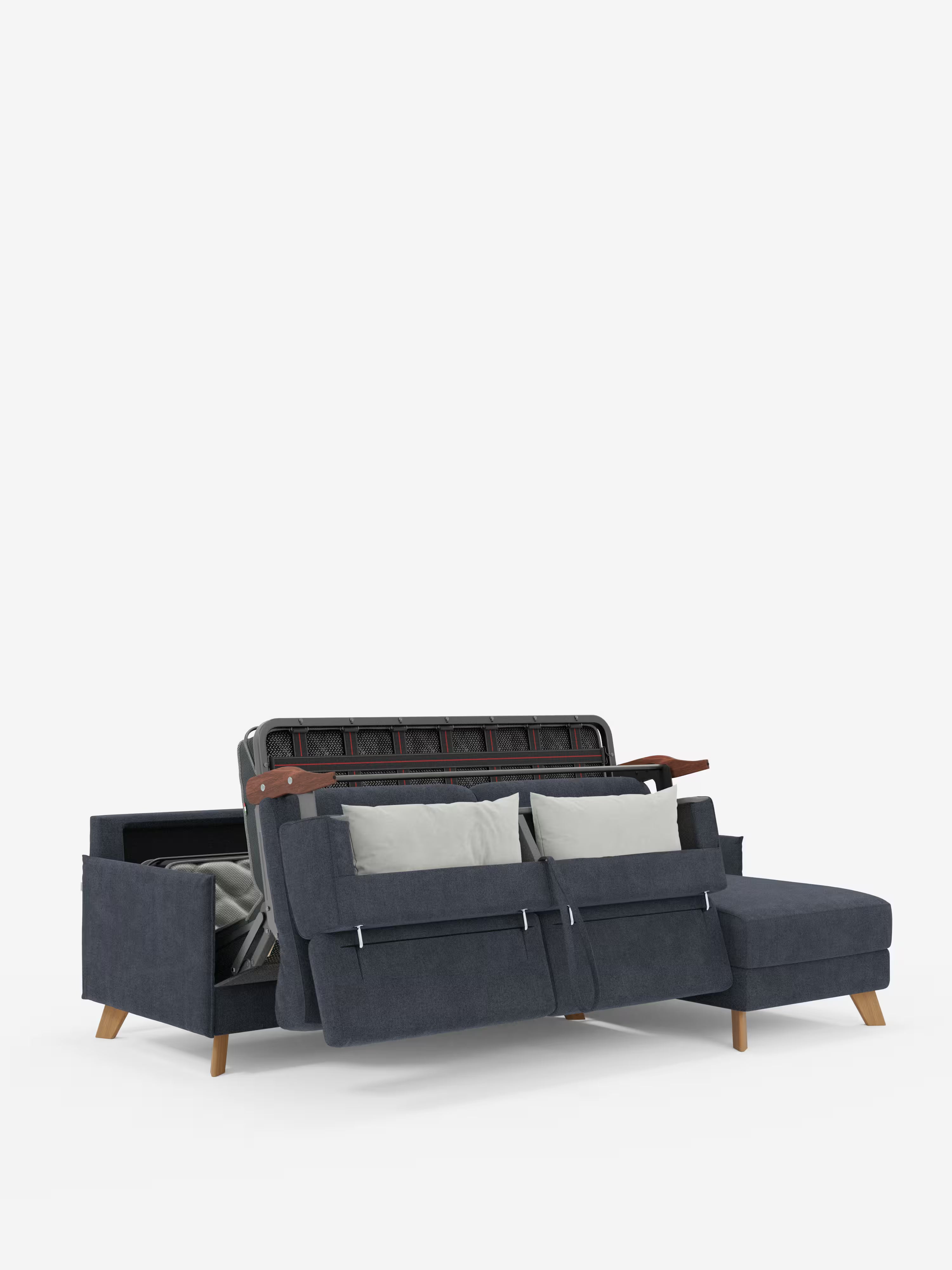 Il divano letto matrimoniale angolare Sole con penisola contenitore e poggiatesta reclinabili di Divani.Store, rivestito in tessuto T23 grigio scuro antimacchia, presenta due cuscini chiari, gambe in legno e una chaise longue integrata sul lato destro. Il divano è raffigurato sollevato per mostrare il pratico vano contenitore sotto la seduta, il tutto su uno sfondo bianco a tinta unita.