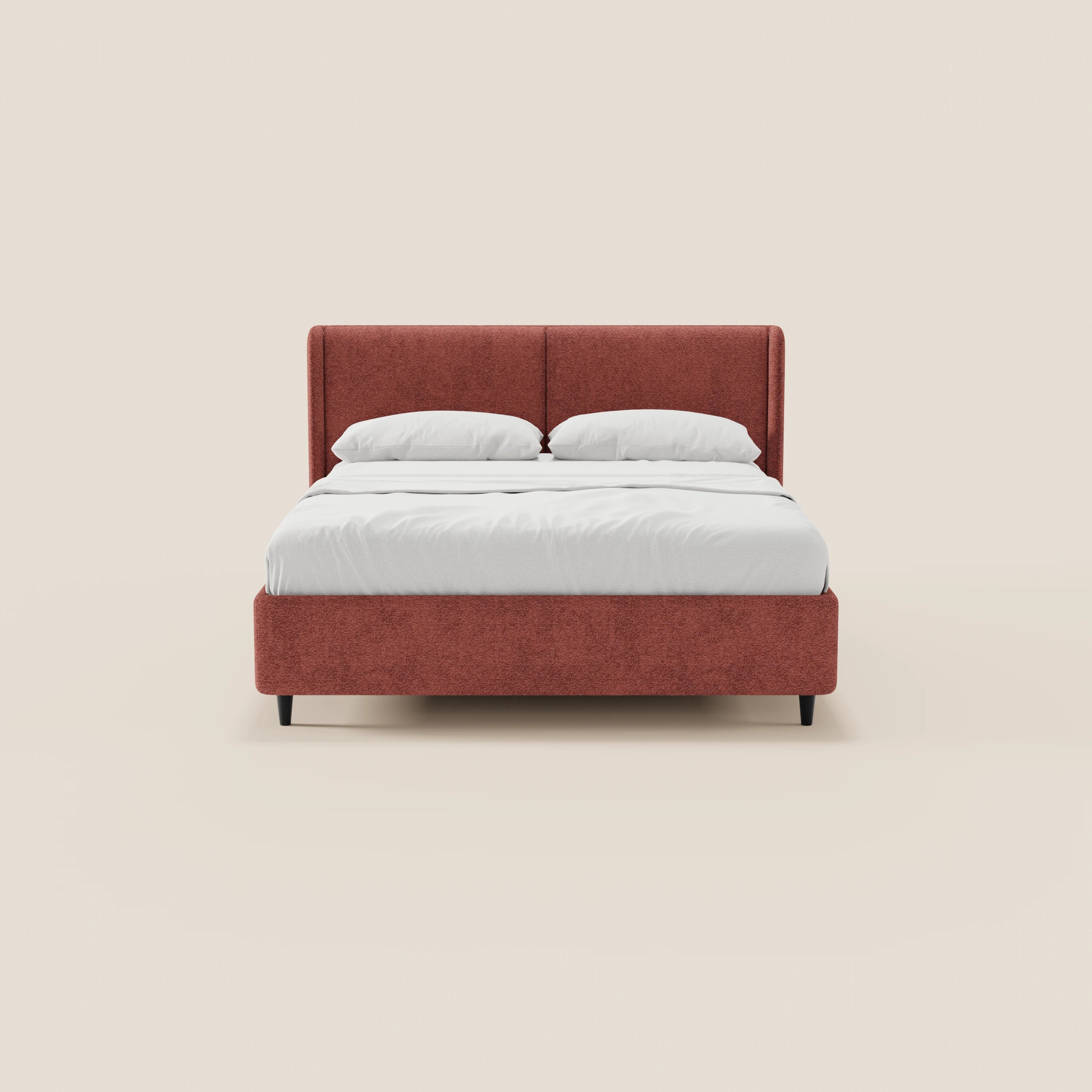 Vista frontale del letto di design VALKIRIA di Letti.store, caratterizzato da una testiera imbottita color ruggine con 2 cuscini imbottiti e tessuto Oeko-Tex®. Il letto, dotato di base contenitiva, si inserisce armoniosamente in un ambiente minimalista e contemporaneo.
