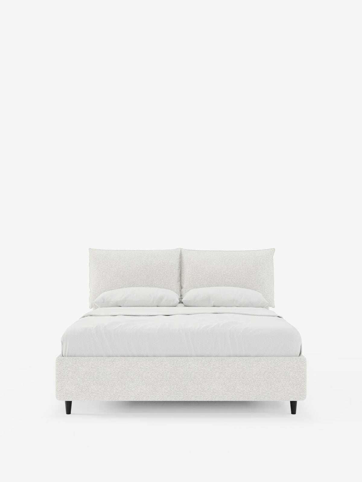 Un moderno letto imbottito ZAYRON di Letti.store, caratterizzato da una testata regolabile rivestita in tessuto e certificata Oeko-Tex®, due morbidi cuscini regolabili e biancheria da letto disposta con cura, poggia su corte gambe nere su uno sfondo bianco a tinta unita.