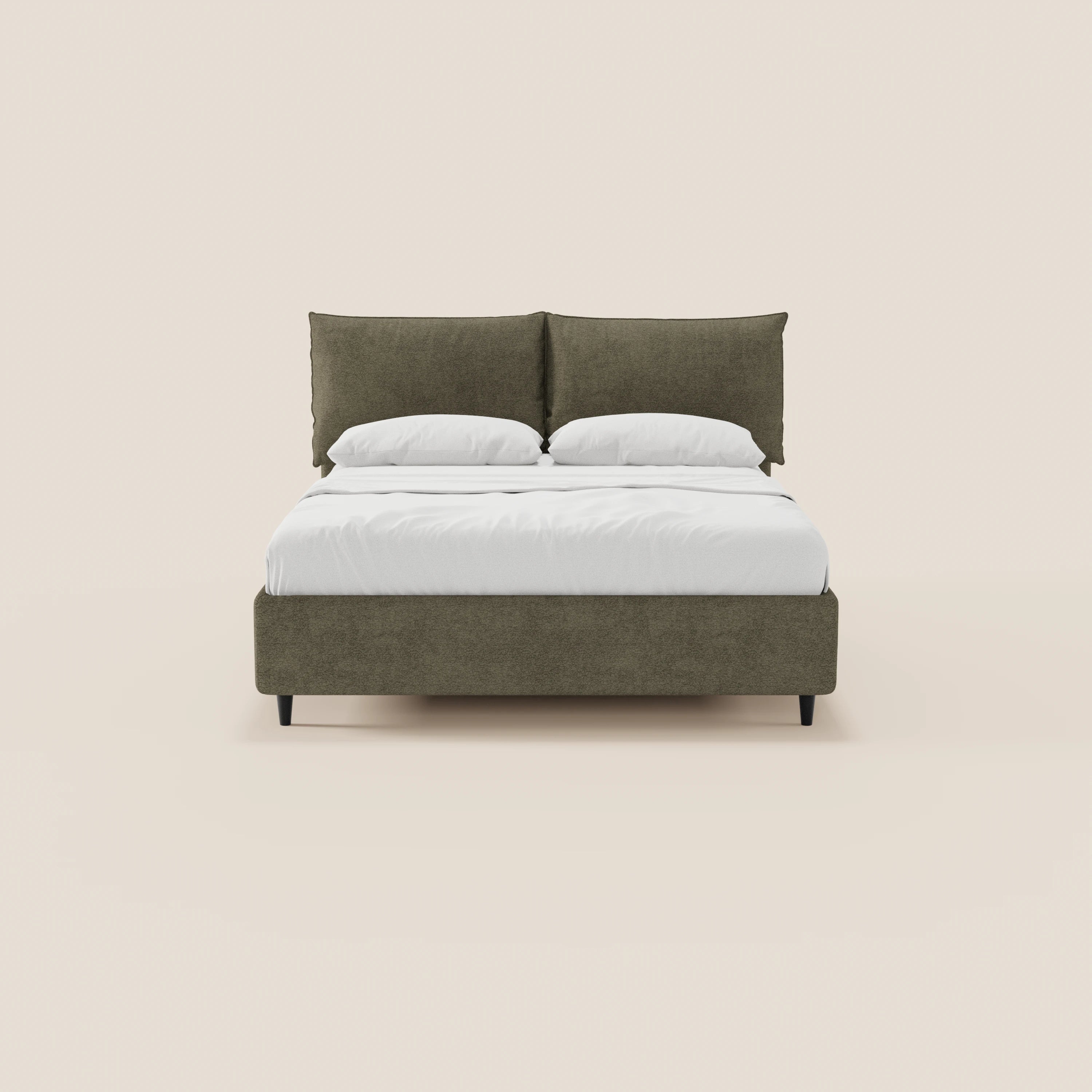 Il letto imbottito ZAYRON di Letti.store presenta una testiera e una base in tessuto verde oliva certificato Oeko-Tex®, biancheria da letto bianca, gambe nere e due cuscini regolabili, il tutto su uno sfondo beige chiaro che conferisce al letto un look minimalista e moderno.