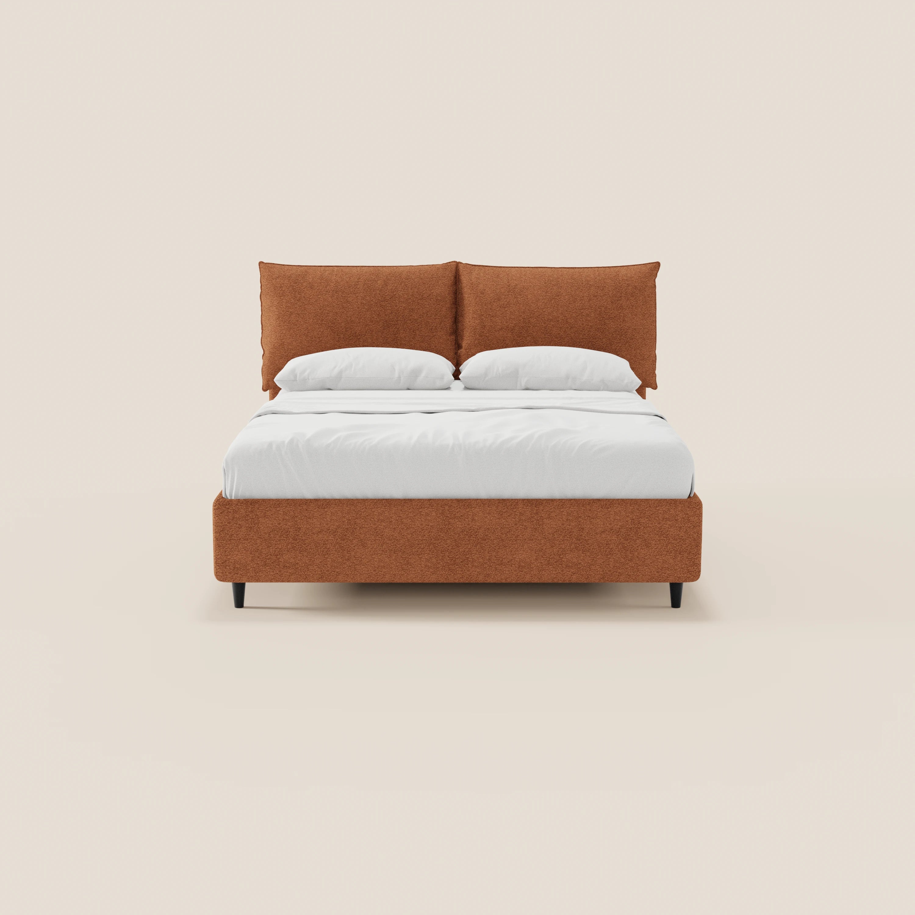 Il letto imbottito ZAYRON di Letti.store presenta una struttura in tessuto color ruggine certificato Oeko-Tex®, morbidi cuscini regolabili e biancheria da letto bianca, il tutto su uno sfondo beige chiaro a tinta unita che conferisce al letto un look pulito e moderno.