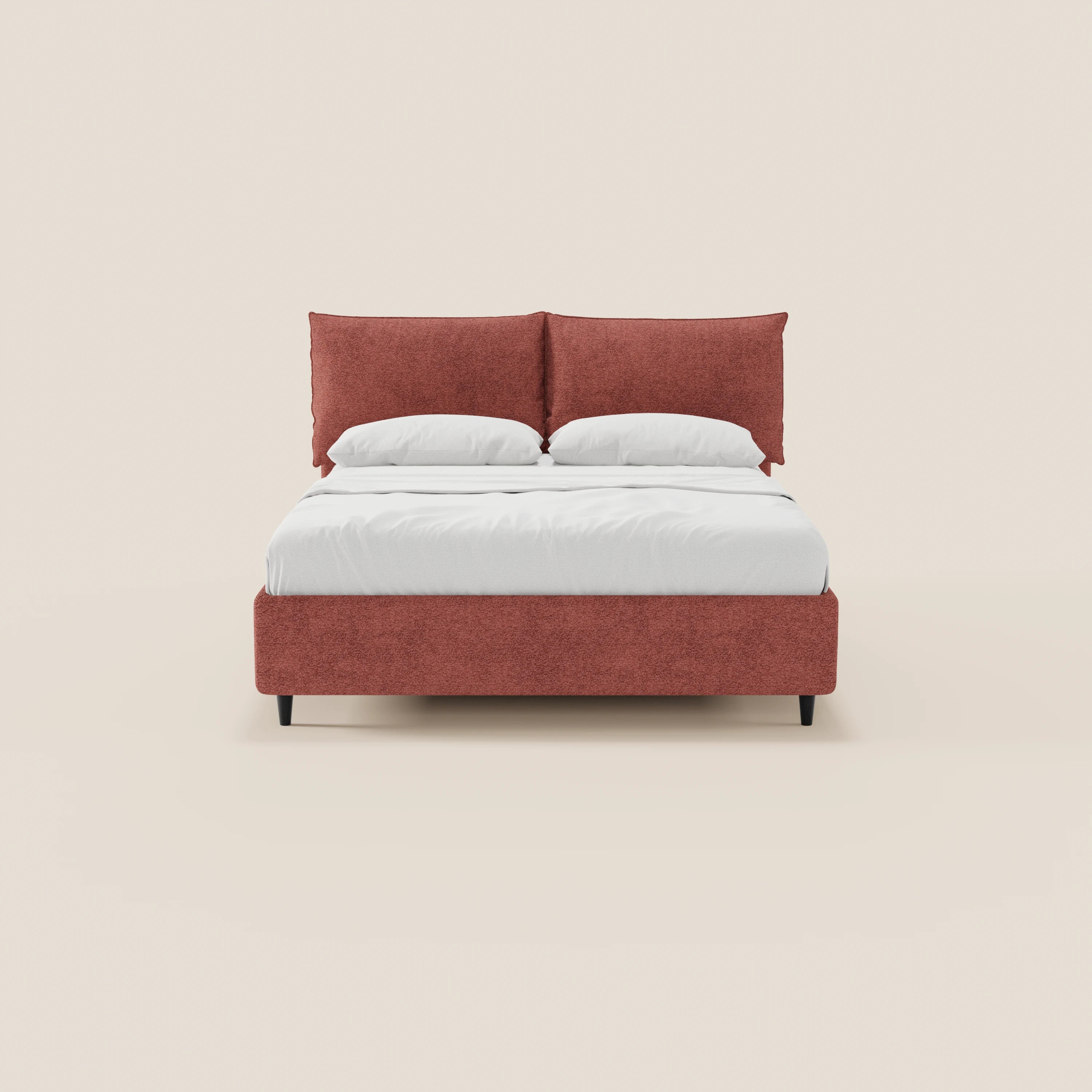 Il letto imbottito ZAYRON di Letti.store, realizzato in tessuto certificato Oeko-Tex®, presenta una struttura e una testiera imbottite di colore rosso, biancheria da letto bianca con due cuscini, linee pulite, gambe nere e un design moderno e minimalista su uno sfondo beige.