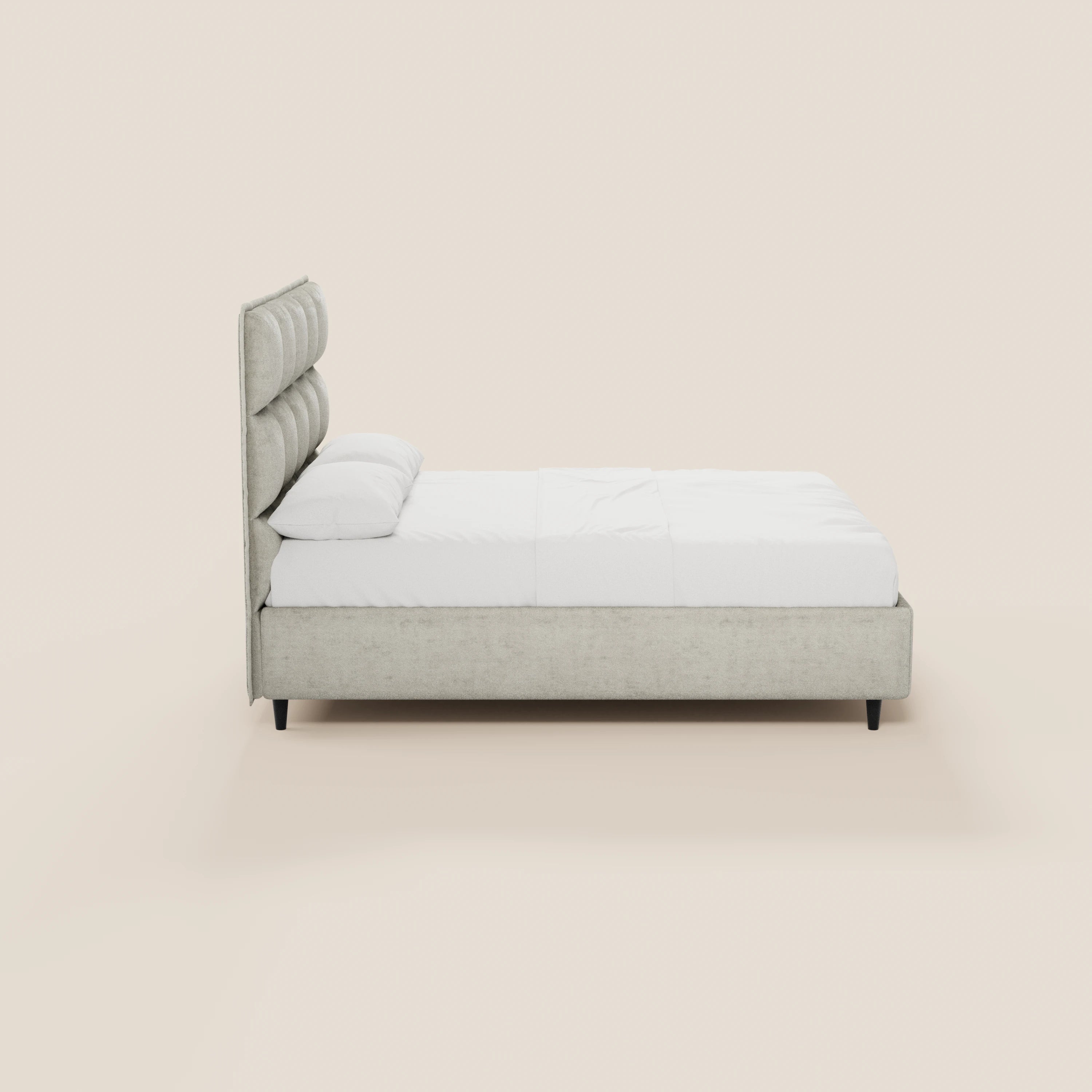 Vista laterale del letto imbottito AURO con contenitore e testiera alta capitonné in ciniglia Oeko-Tex® di Letti.store, caratterizzato da una testiera alta imbottita, struttura in tessuto beige chiaro, gambe corte scure e biancheria da letto bianca.