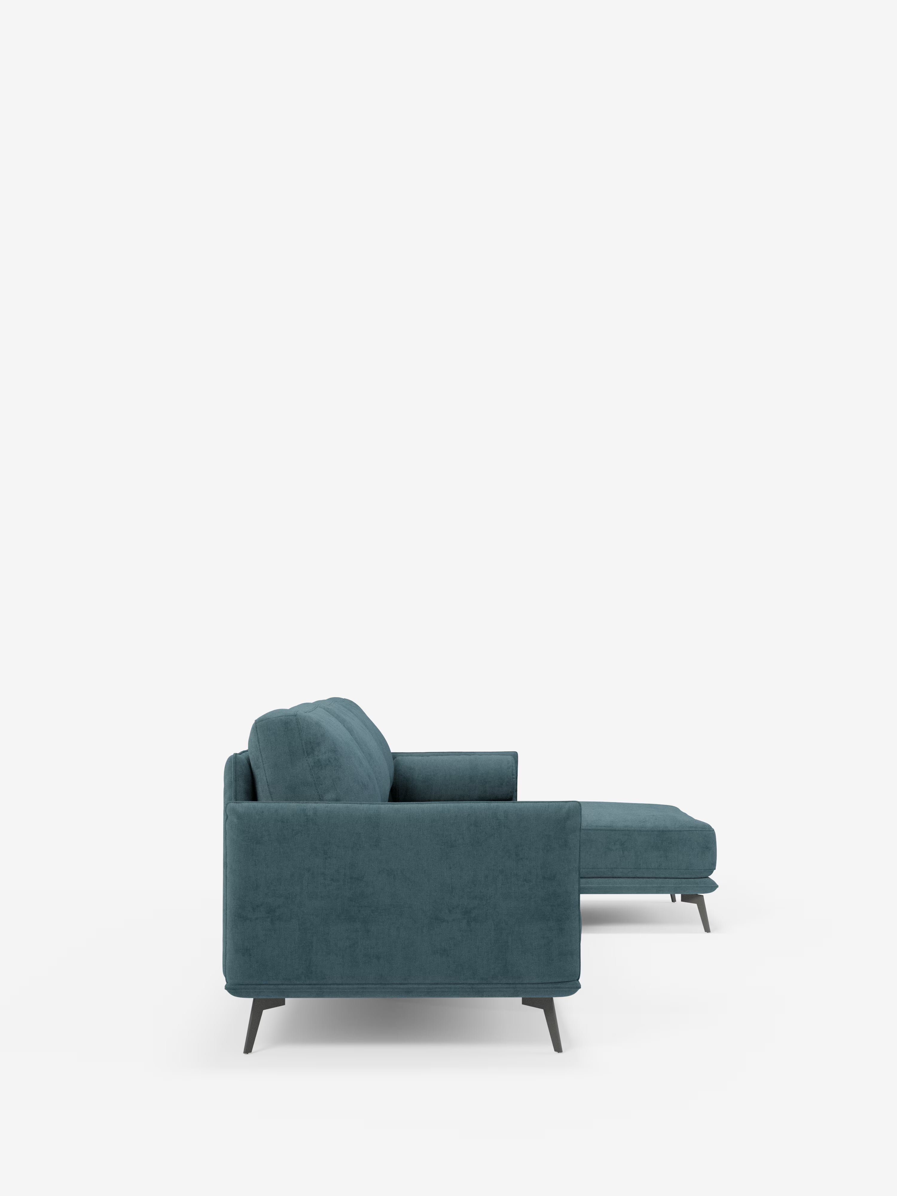 Vi presentiamo il Basalto Divano moderno angolare con penisola di Divani.Store, un divano componibile contemporaneo color verde acqua con chaise longue sul lato destro. Questo moderno divano angolare presenta braccioli squadrati, morbidi cuscini imbottiti in piuma rivestiti in tessuto T31 antimacchia ed eleganti gambe affusolate in metallo scuro. Il design minimalista risalta sullo sfondo bianco, mettendo in risalto le sue linee eleganti e il suo fascino raffinato.