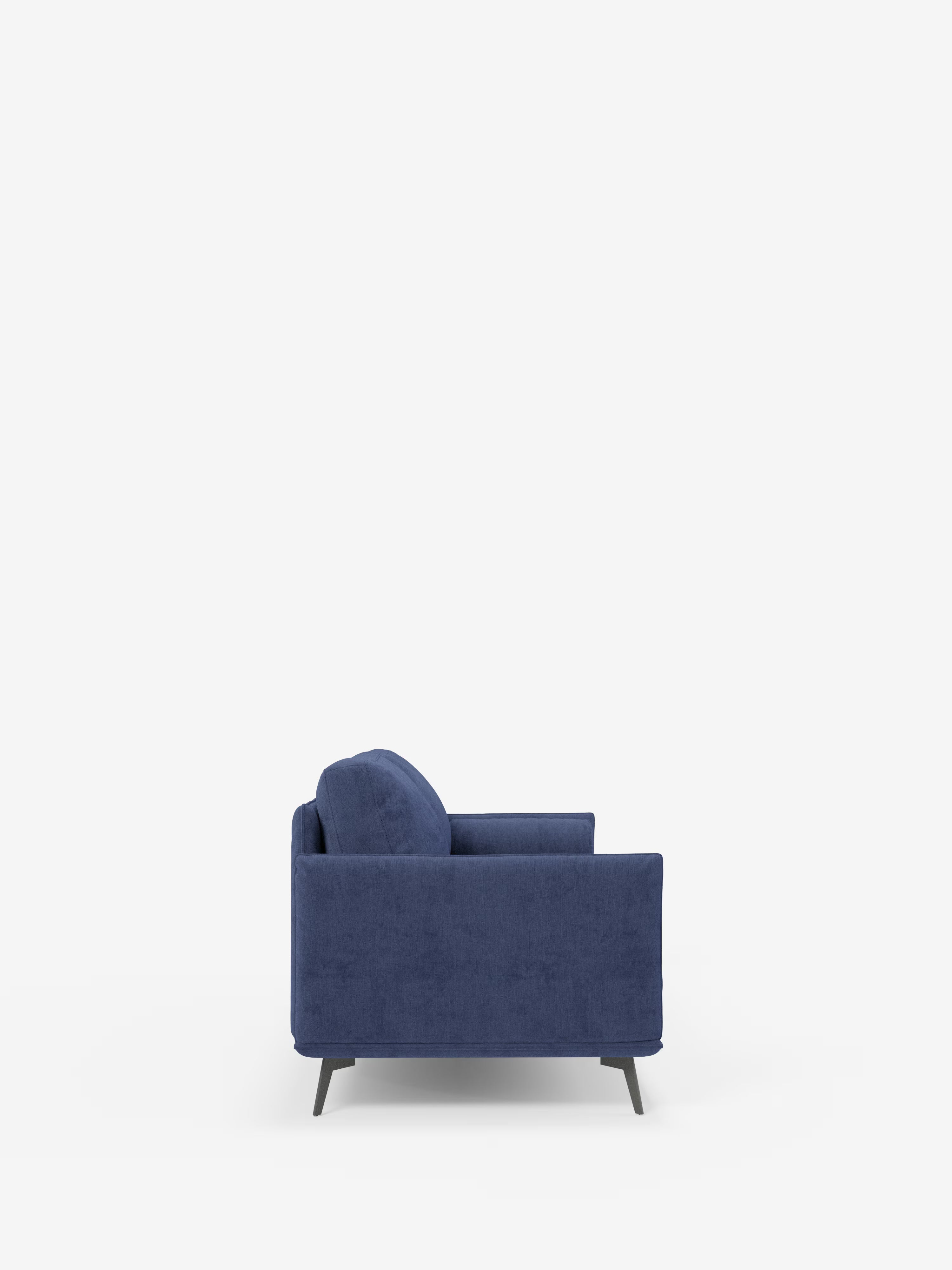 Vista laterale del divano lineare Basalto a 2 o 3 posti di Divani.Store, caratterizzato da un design a posto singolo e da una base in metallo, rivestito in tessuto T31 resistente alle macchie. Lo stile minimalista e contemporaneo è esaltato dalle linee pulite e dai cuscini squadrati, che risaltano sullo sfondo bianco a tinta unita.