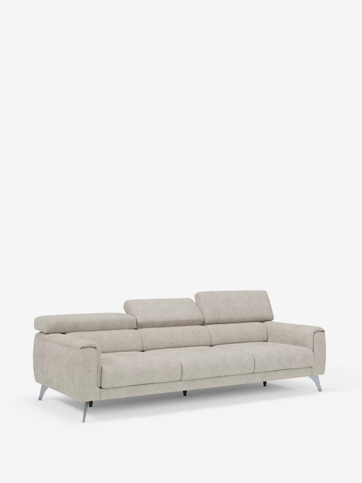 Vi presentiamo il divano Caravaggio a 4 posti con tre sedute scorrevoli di Divani.Store, un moderno divano a quattro posti color beige chiaro con poggiatesta regolabili, morbidi cuscini e sottili gambe in metallo argentato. Questo divano contemporaneo presenta un design minimalista con ampi braccioli e un rivestimento in tessuto T31 morbido e facile da pulire. Immagine scattata su uno sfondo bianco a tinta unita.