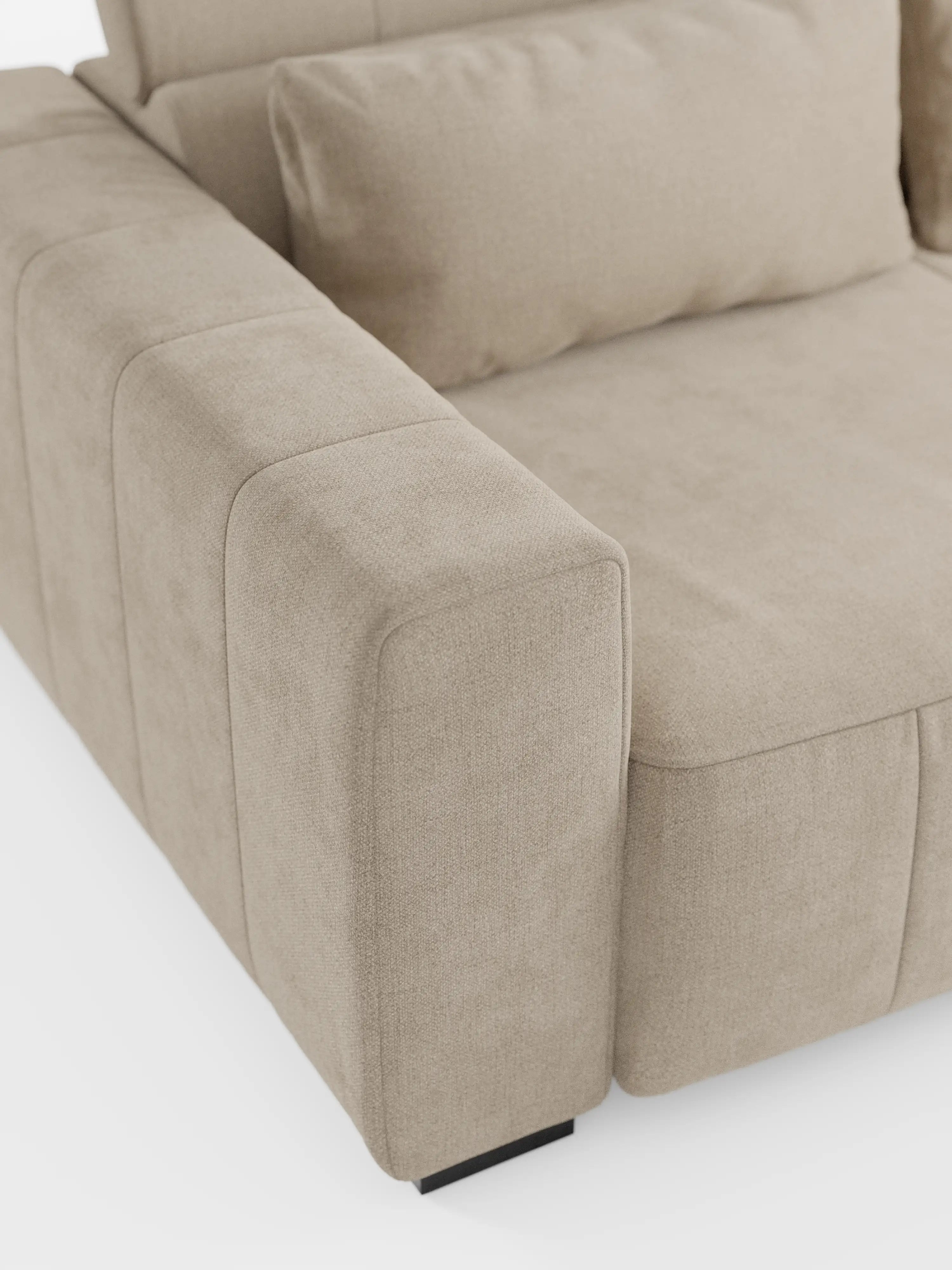 Ecco la frase riscritta utilizzando i dati del tuo prodotto: Un primo piano del divano Doric a 3 posti con sedute allungabili tramite meccanismo relax elettrico di Divani.Store mette in risalto un ampio bracciolo, un morbido cuscino di seduta e un cuscino dello schienale che offre un ottimo sostegno. Rivestito in tessuto T23 antimacchia con cuciture a vista, il divano mostra una meticolosa attenzione ai dettagli. I piedini bassi e scuri completano l’elegante design, qui raffigurato su uno sfondo bianco.