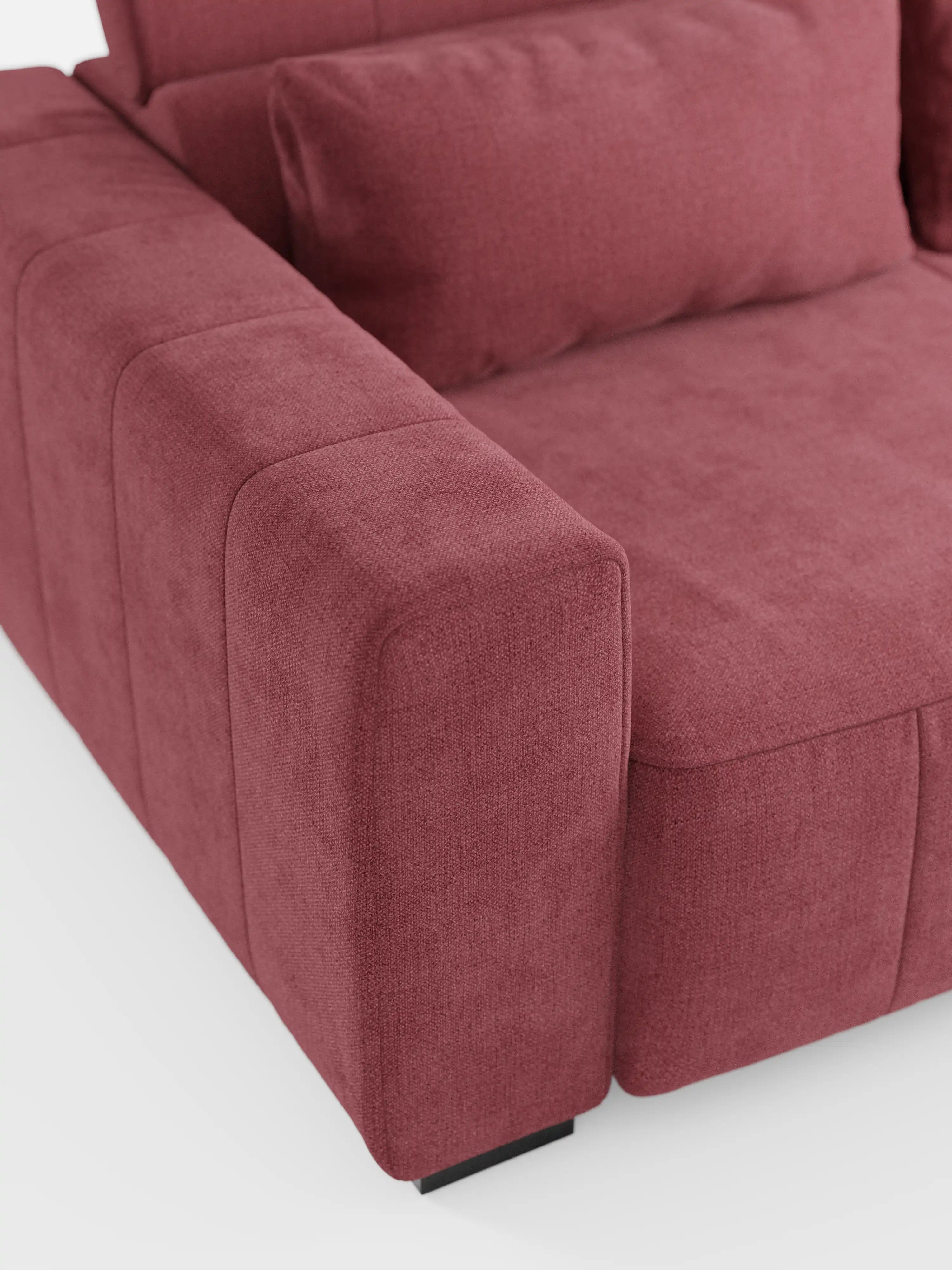 Un primo piano del divano dorico a 3 posti con sedute allungabili tramite meccanismo relax elettrico di Divani.Il modello, caratterizzato da un design moderno e rivestito in tessuto smacchiabile T23 in una tonalità rosa antico, è presentato in questa immagine che ne mette in risalto, su sfondo bianco, il dettaglio angolare, l’ampio bracciolo, il morbido cuscino di seduta con estensione elettrica e il cuscino dello schienale abbinato con poggiatesta regolabile.