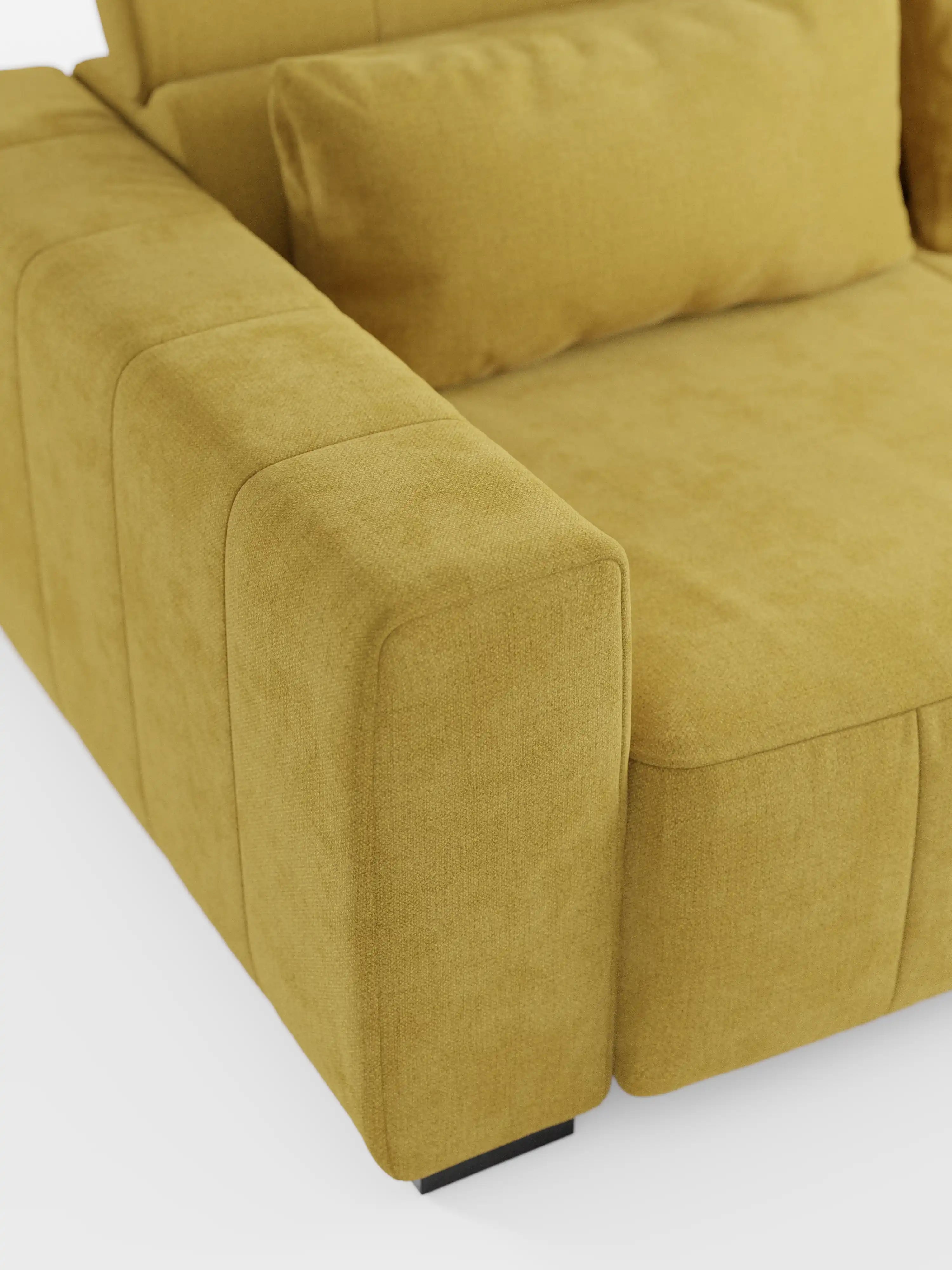 Un primo piano del divano dorico a 3 posti con sedute allungabili tramite meccanismo relax elettrico di Divani.Store, rivestito in tessuto T23 giallo senape, resistente alle macchie, con una finitura morbida e leggermente ruvida. Questo divano moderno presenta morbidi cuscini, un cuscino dello schienale abbinato, braccioli bassi e poggiatesta reclinabili regolabili per un maggiore comfort e un look contemporaneo, il tutto su uno sfondo bianco a tinta unita.