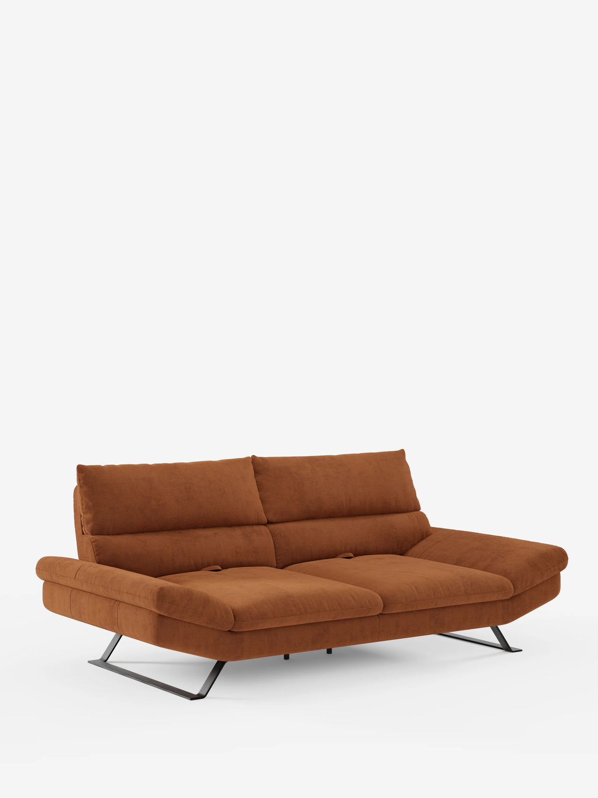 Un divano Eclipse contemporaneo di Divani.Store, disponibile nella versione a 2 o 3 posti, rivestito in elegante microfibra T11 resistente alle macchie color arancione bruciato, caratterizzato da gambe metalliche ad angolo accentuato e da doppi schienali imbottiti con schienali traslanti per un comfort regolabile: perfetto per le tue esigenze di relax su uno sfondo bianco a tinta unita.