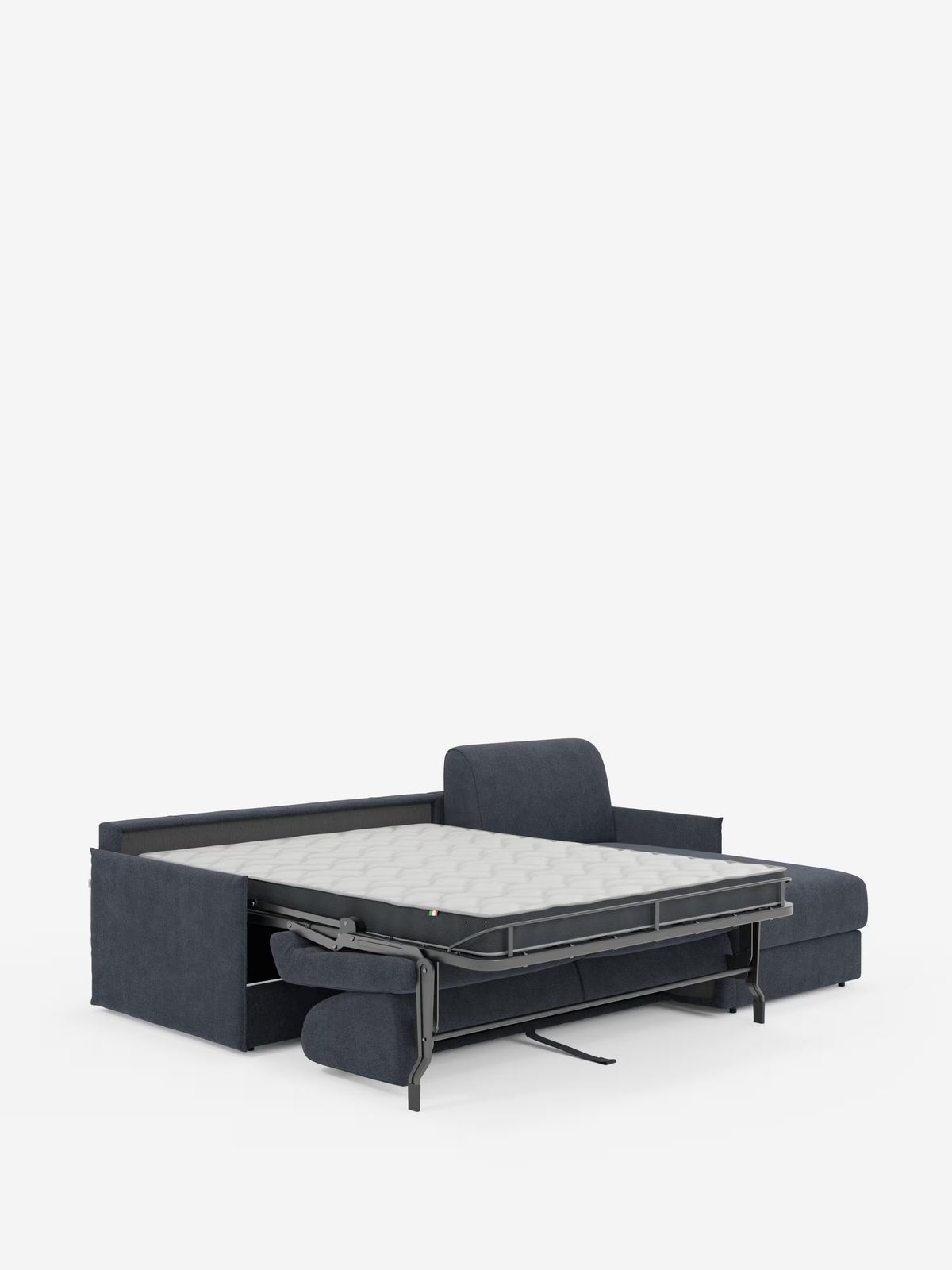 Un divano letto angolare con penisola contenitore Evans di colore grigio scuro, disponibile su Divani.Store, è raffigurato in posizione aperta, con la struttura in metallo e il materasso dispiegati. Questo modello compatto, rivestito in tessuto smacchiabile T23, presenta braccioli bassi e uno schienale; il materasso, posizionato orizzontalmente, è pronto per dormire. Lo sfondo è bianco.