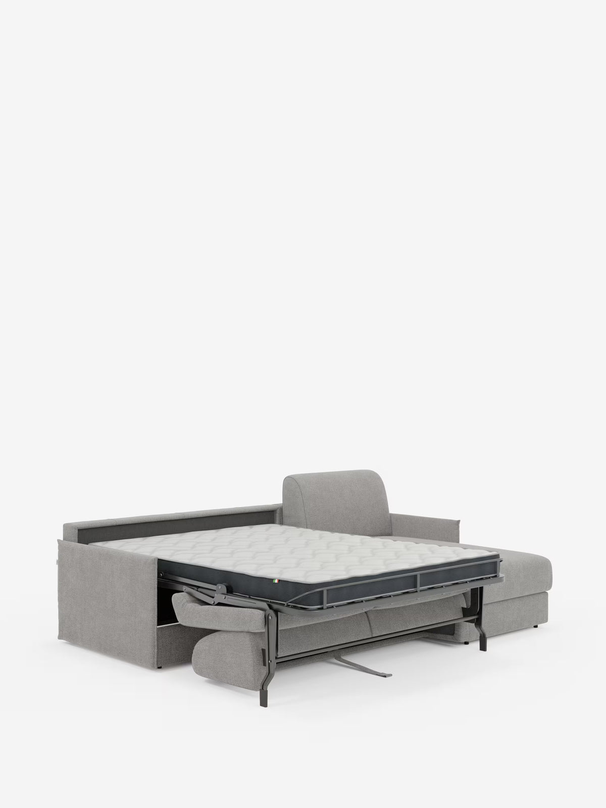 Il divano letto angolare con penisola contenitore Evans di Divani.Store è presentato come divano letto estraibile in grigio chiaro, caratterizzato da un design compatto in tessuto T23 resistente alle macchie. Il materasso viene esteso in modo da mostrare la struttura metallica, mentre i braccioli e i cuscini del divano rimangono al loro posto. Lo sfondo è bianco a tinta unita.