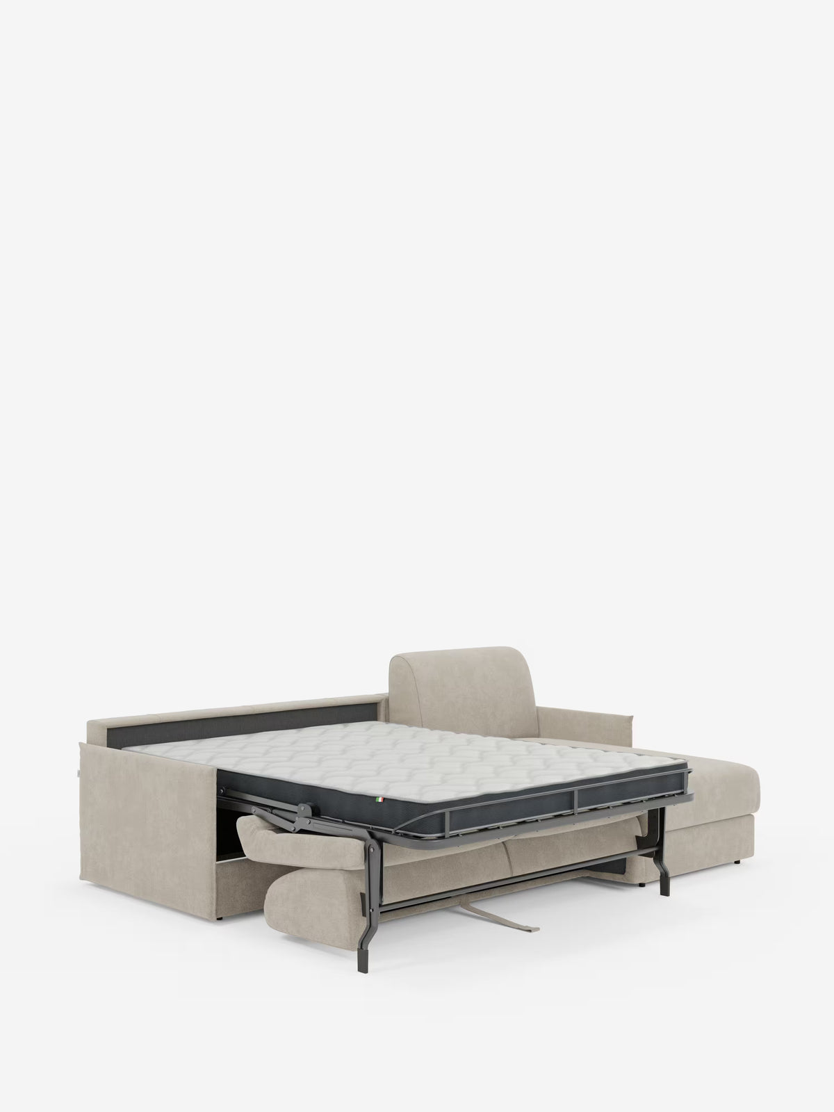 Il divano letto angolare Evans con penisola contenitore di Divani.Store è un moderno divano ad angolo color beige dotato di una struttura estraibile e di un materasso che ne svelano la funzione nascosta di letto. Caratterizzato da linee pulite e minimaliste, questo divano presenta una chaise longue sul lato destro con una pratica penisola contenitore, il tutto rivestito in tessuto T23 facile da pulire. Lo sfondo è bianco a tinta unita.