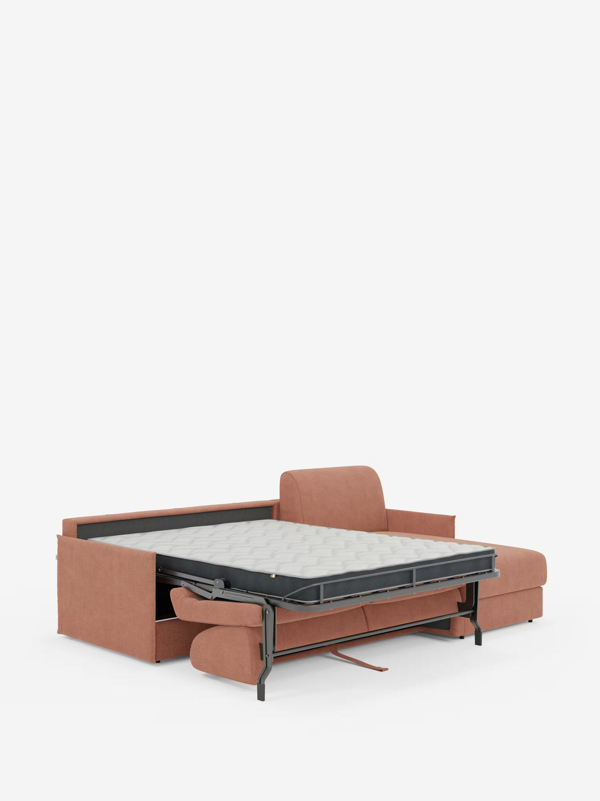 Il divano letto angolare con penisola contenitore Evans di Divani.Store è raffigurato con il letto estraibile aperto, che mostra il materasso e la struttura in metallo. Realizzato in tessuto T23 color ruggine e resistente alle macchie, questo divano componibile compatto presenta linee pulite, un morbido rivestimento e un design moderno che coniuga stile e funzionalità. Il mobile è presentato su uno sfondo bianco a tinta unita.