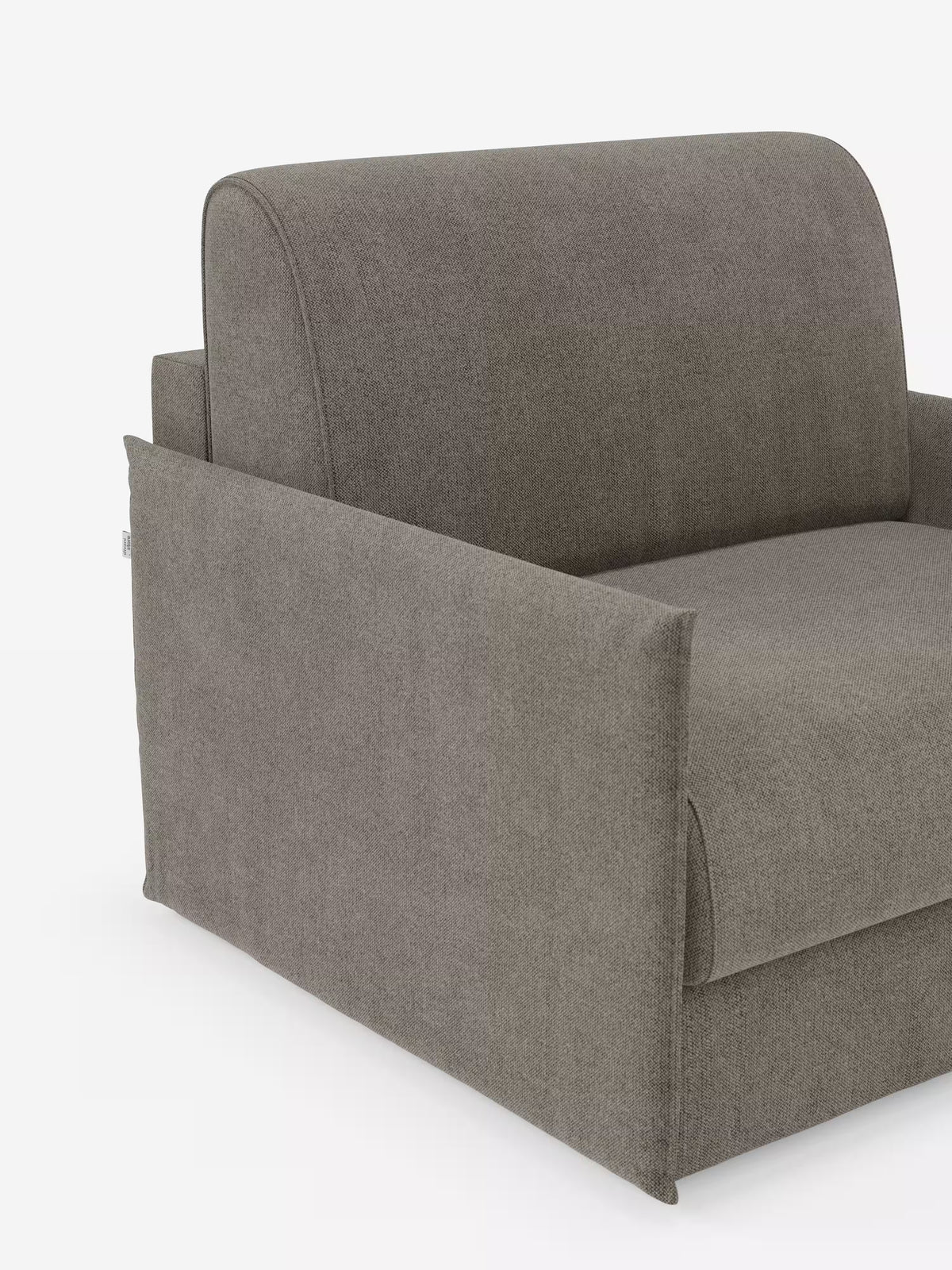 In primo piano, la poltrona letto compatta Evans con materasso di Divani.Store: una poltrona moderna in tessuto grigio senza braccioli, dalla silhouette minimalista e dalle linee pulite e dritte. Caratterizzata da schienale e seduta ben imbottiti, questa poltrona letto salvaspazio si trasforma facilmente in una pratica soluzione per dormire. La foto, scattata da un’angolazione frontale laterale per mostrare parte del lato destro e della base, mette in risalto il suo design compatto, ideale per spazi