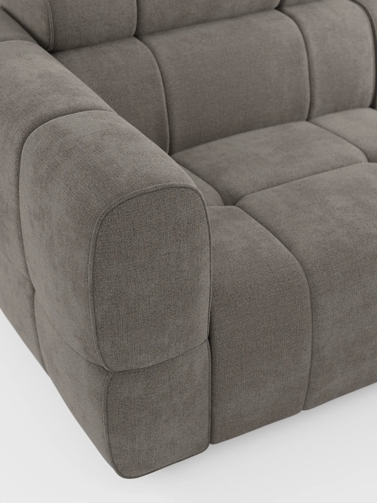 Un divano modulare Giotto a 4 posti con poggiatesta reclinabili e funzione relax elettrica opzionale, rivestito in tessuto smacchiabile T23 grigio, caratterizzato da una silhouette squadrata con cuscini trapuntati a quadrati e braccioli arrotondati.